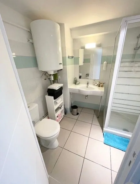 SDB STUDIO AIX Studio meublé à vendre à Aix-en-Provence, proche centre et commerces 