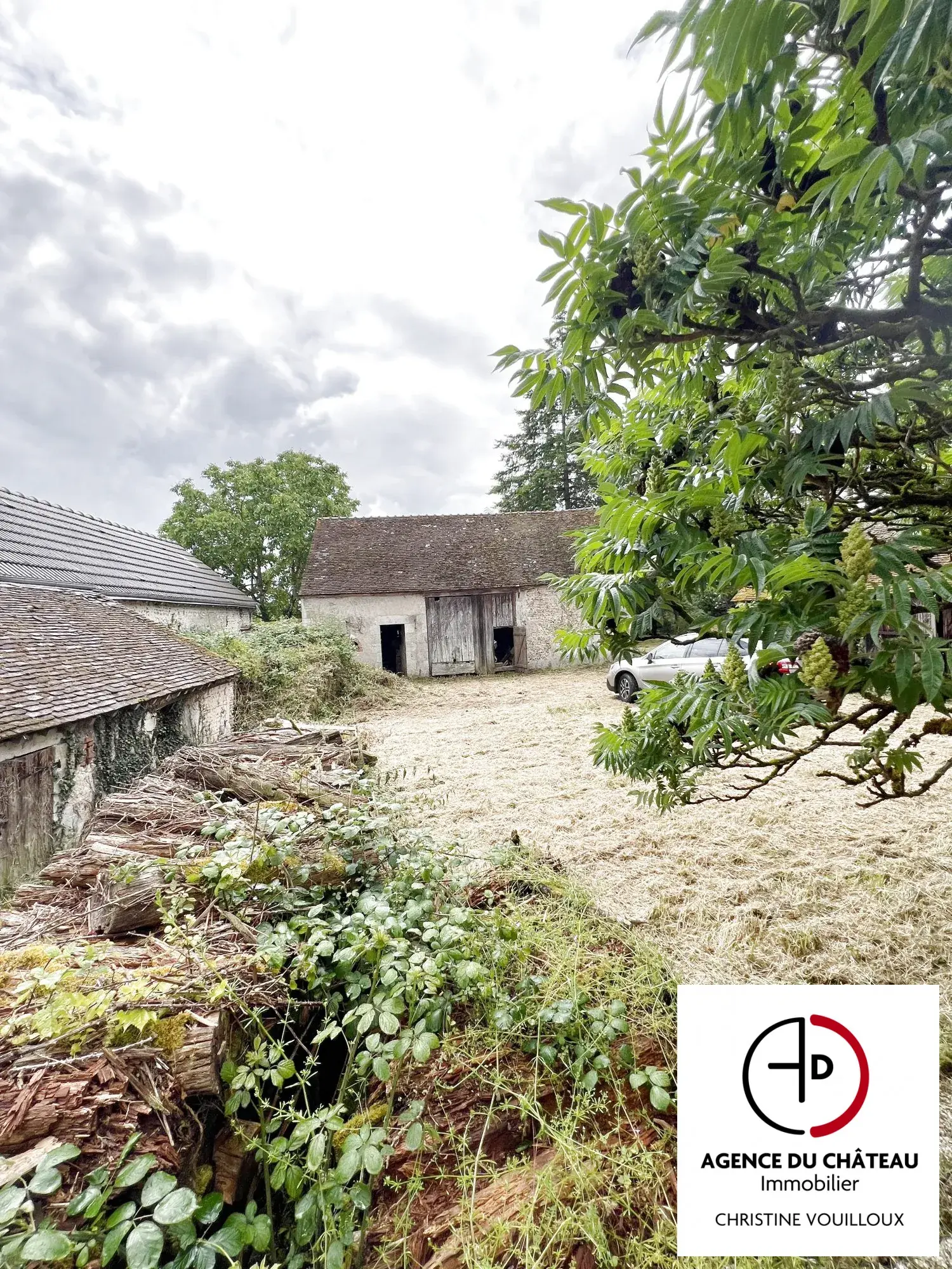 Ferme ancienne à rénover sur terrain de 4022 m² aux Bordes 