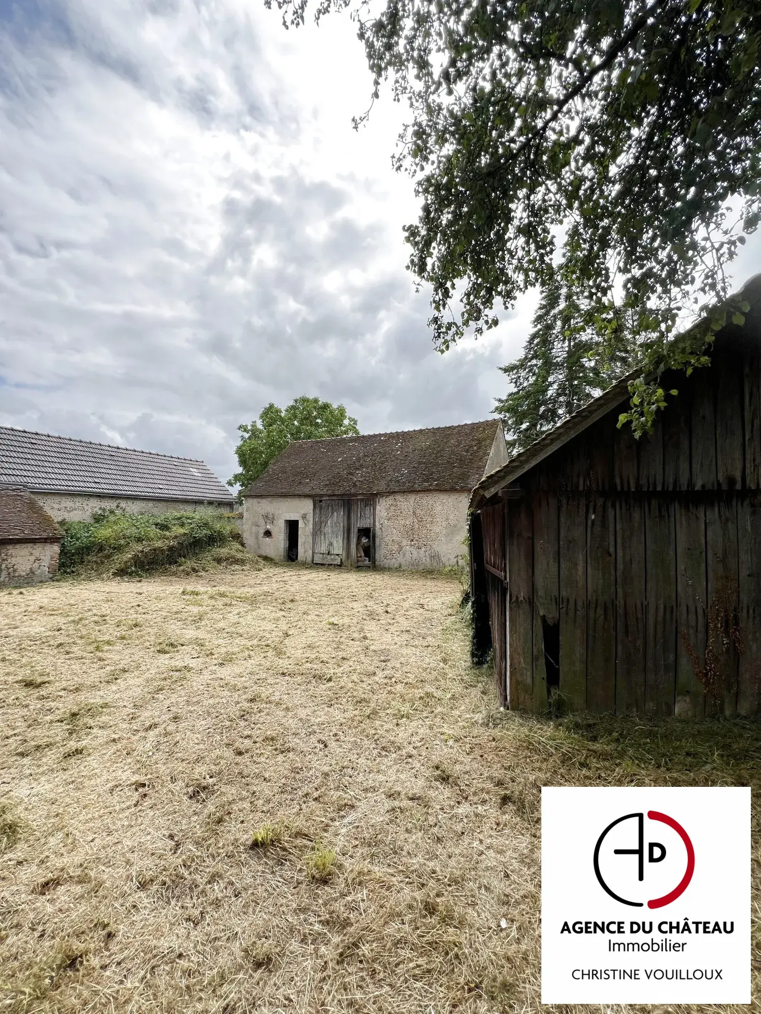 Ferme ancienne à rénover sur terrain de 4022 m² aux Bordes 