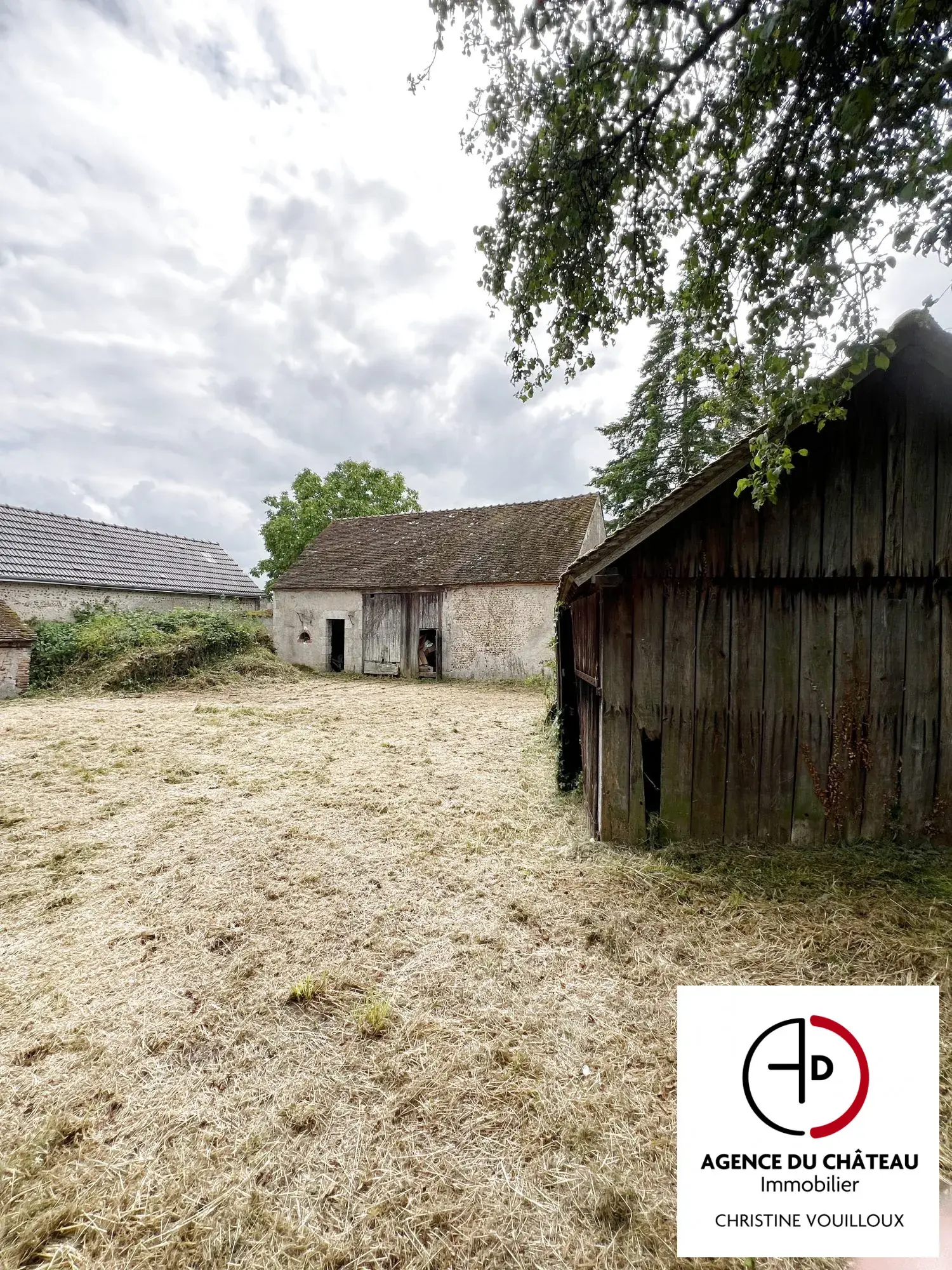 Ferme ancienne à rénover sur terrain de 4022 m² aux Bordes 