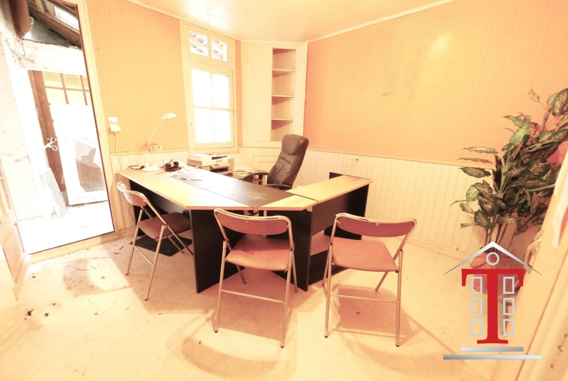 Maison à rénover avec local commercial à Champigné Bourg - Jardin exposé sud 