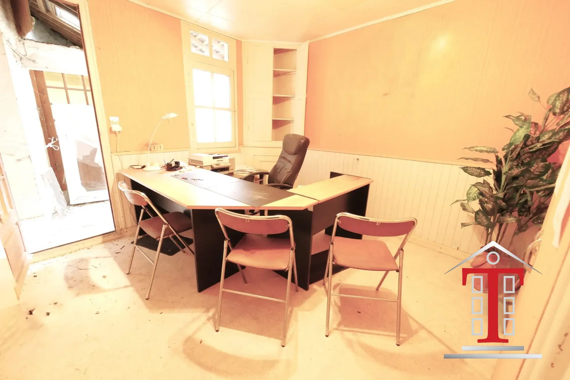 Maison à rénover avec local commercial à Champigné Bourg - Jardin exposé sud 