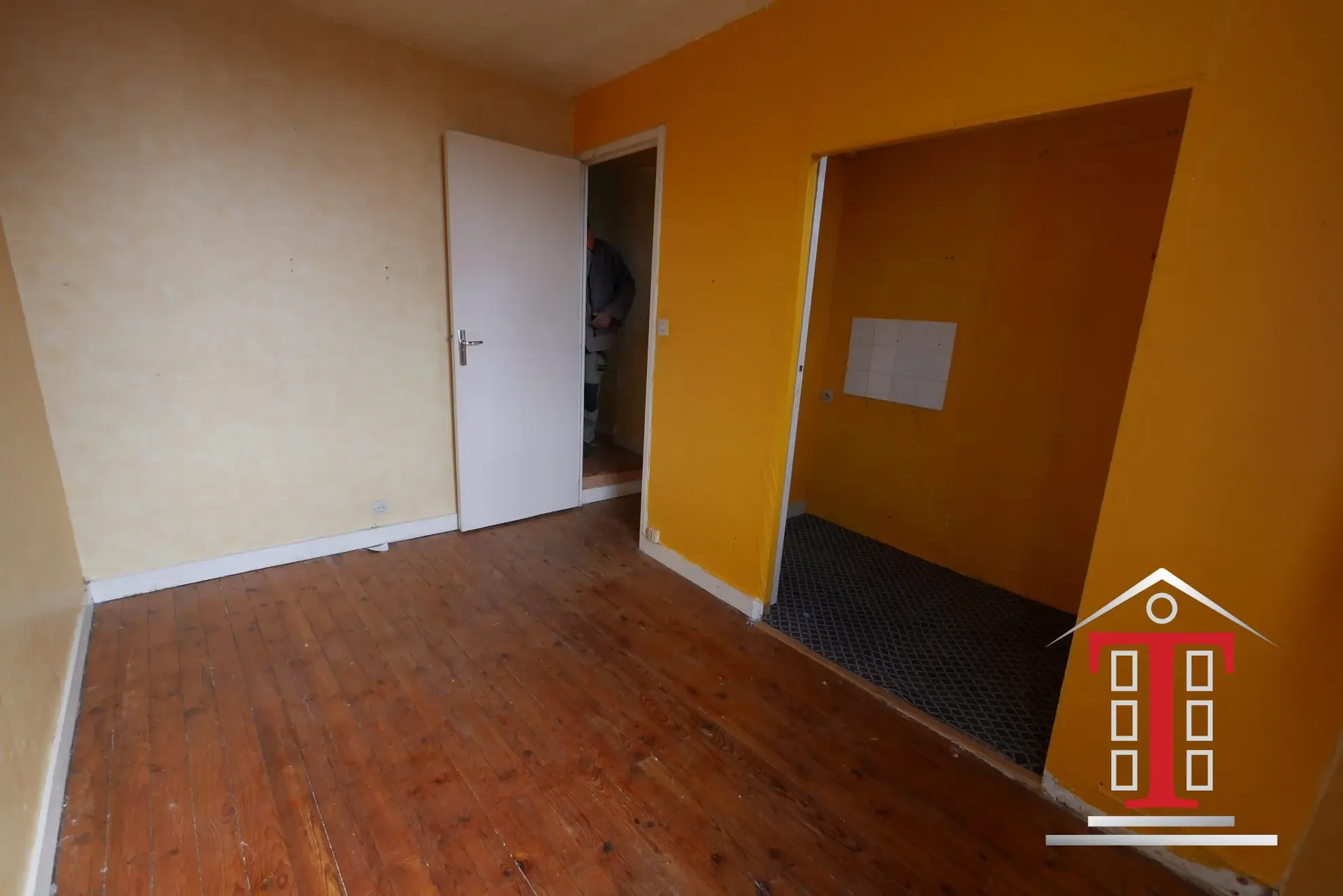 Maison à rénover avec local commercial à Champigné Bourg - Jardin exposé sud 