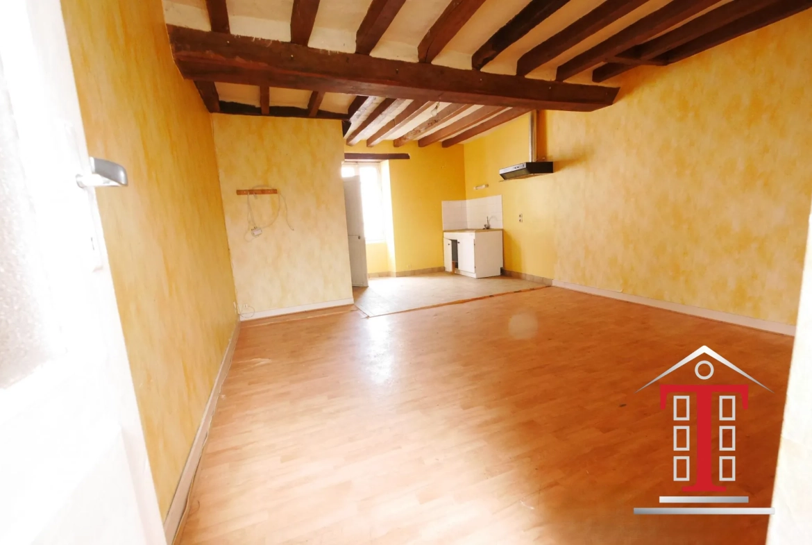 Maison à rénover avec local commercial à Champigné Bourg - Jardin exposé sud 