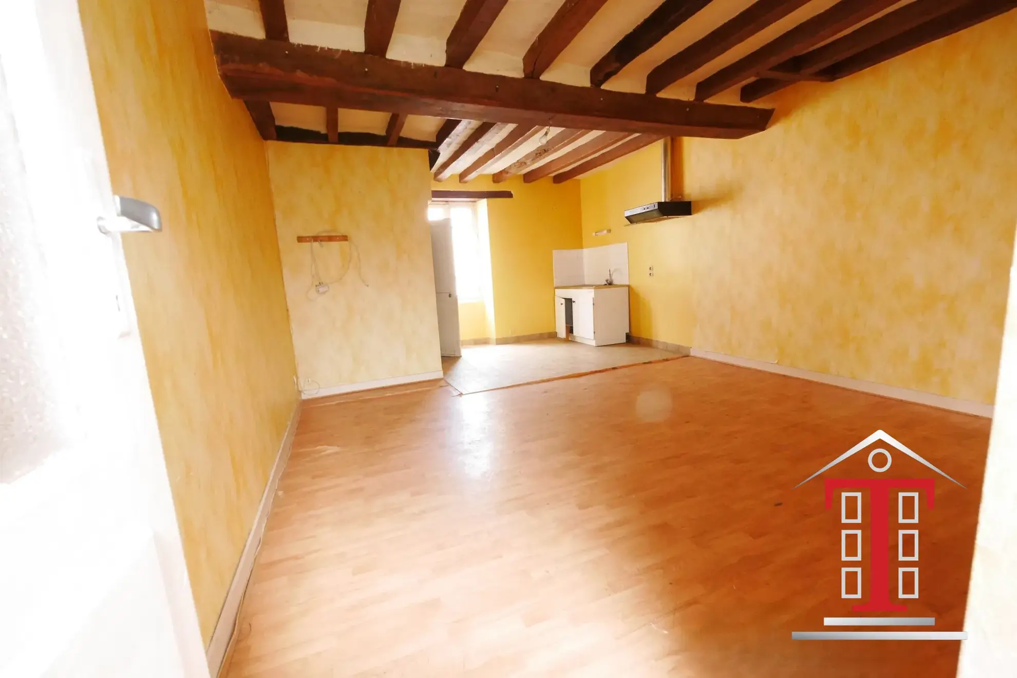 Maison à rénover avec local commercial à Champigné Bourg - Jardin exposé sud 