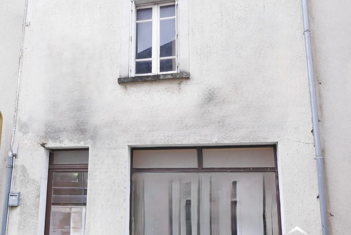 Maison à rénover avec local commercial à Champigné Bourg - Jardin exposé sud 