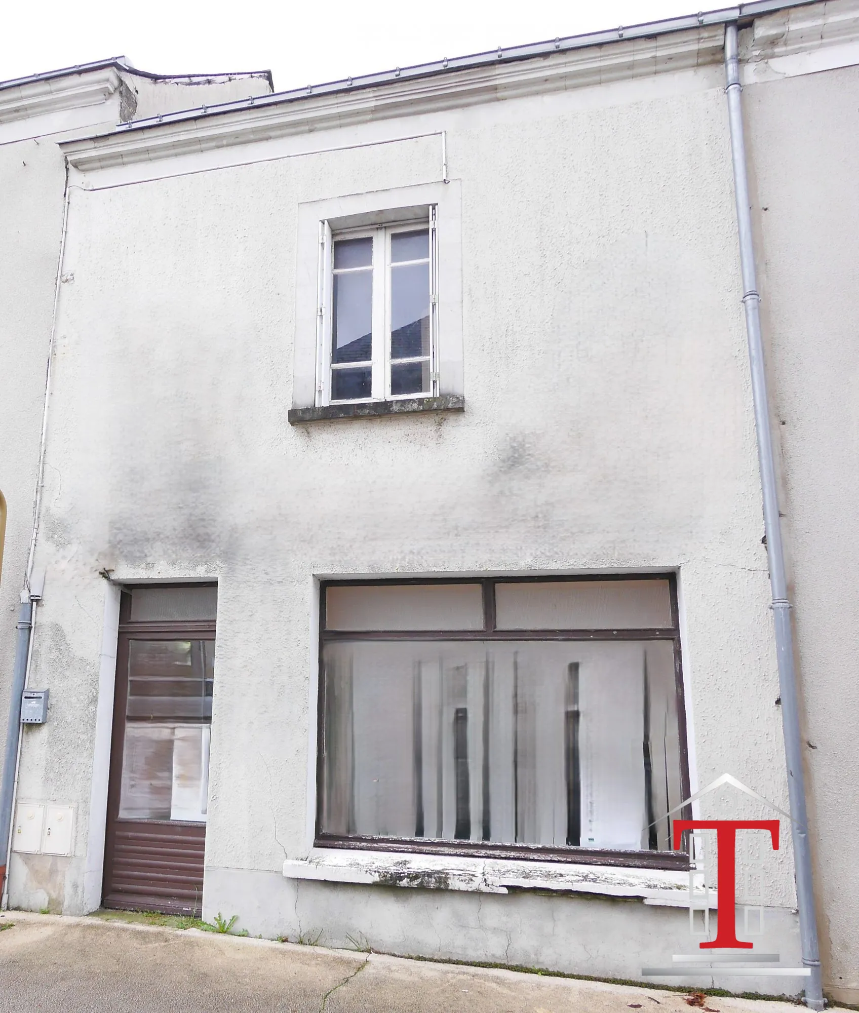 Maison à rénover avec local commercial à Champigné Bourg - Jardin exposé sud 