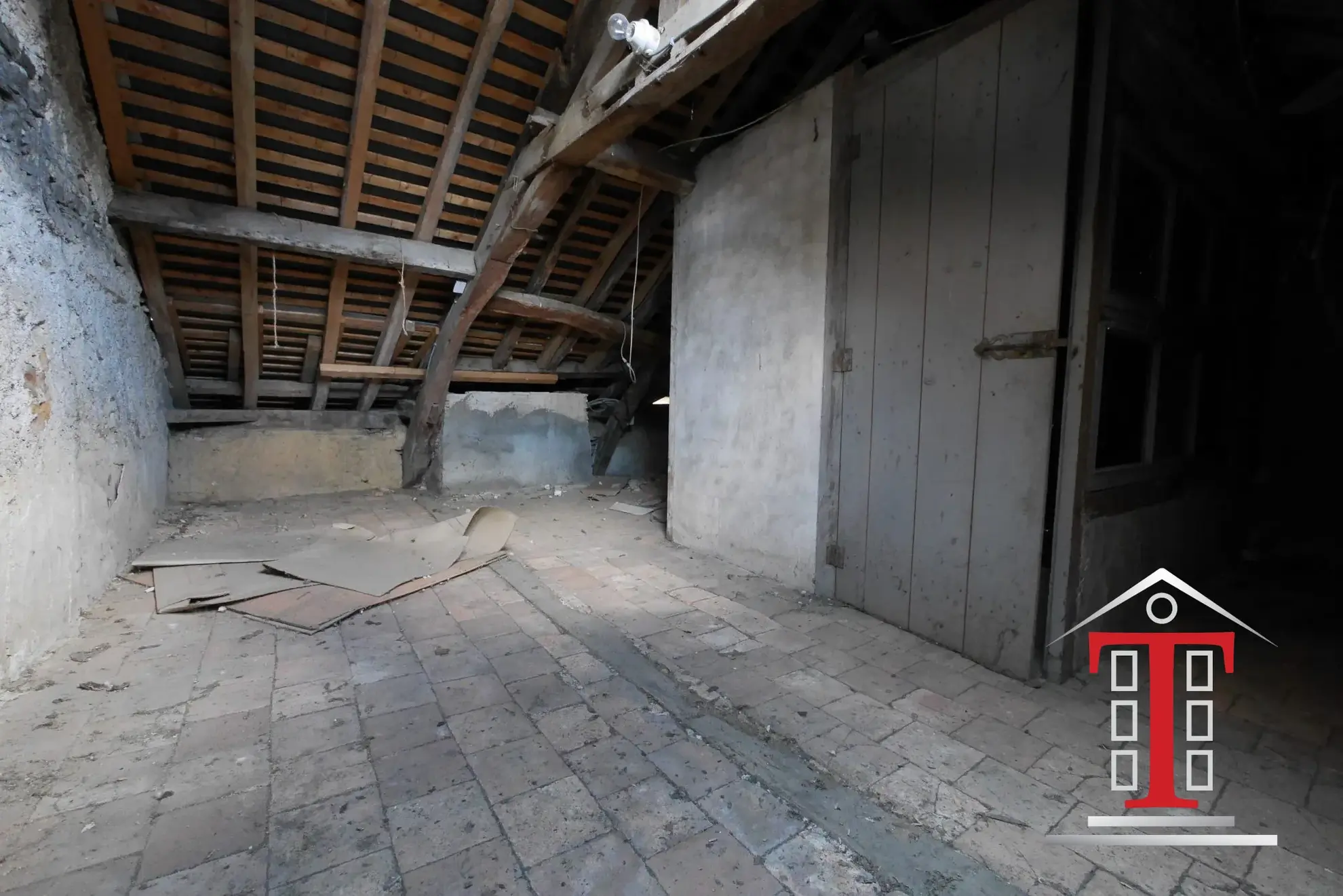 Maison à rénover avec local commercial à Champigné Bourg - Jardin exposé sud 