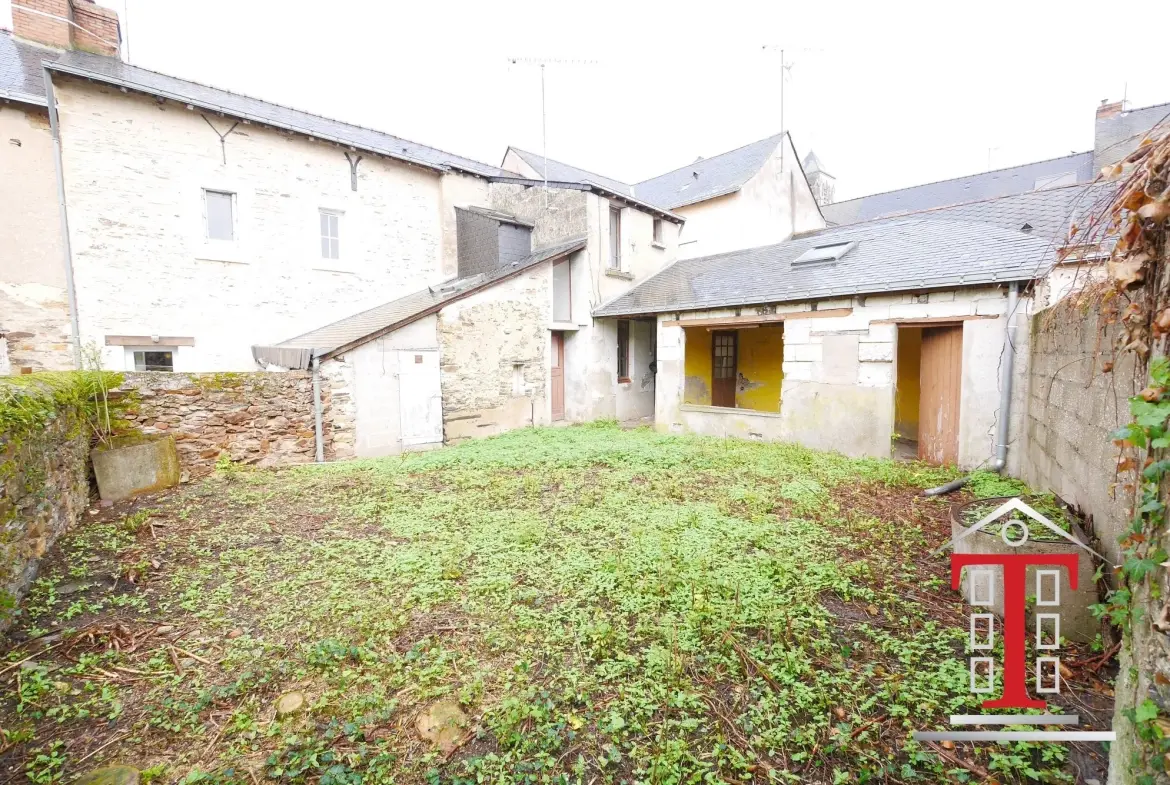 Maison à rénover avec local commercial à Champigné Bourg - Jardin exposé sud 