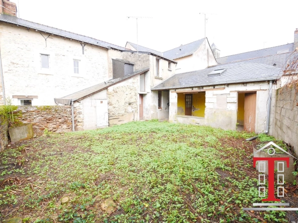 Maison à rénover avec local commercial à Champigné Bourg - Jardin exposé sud