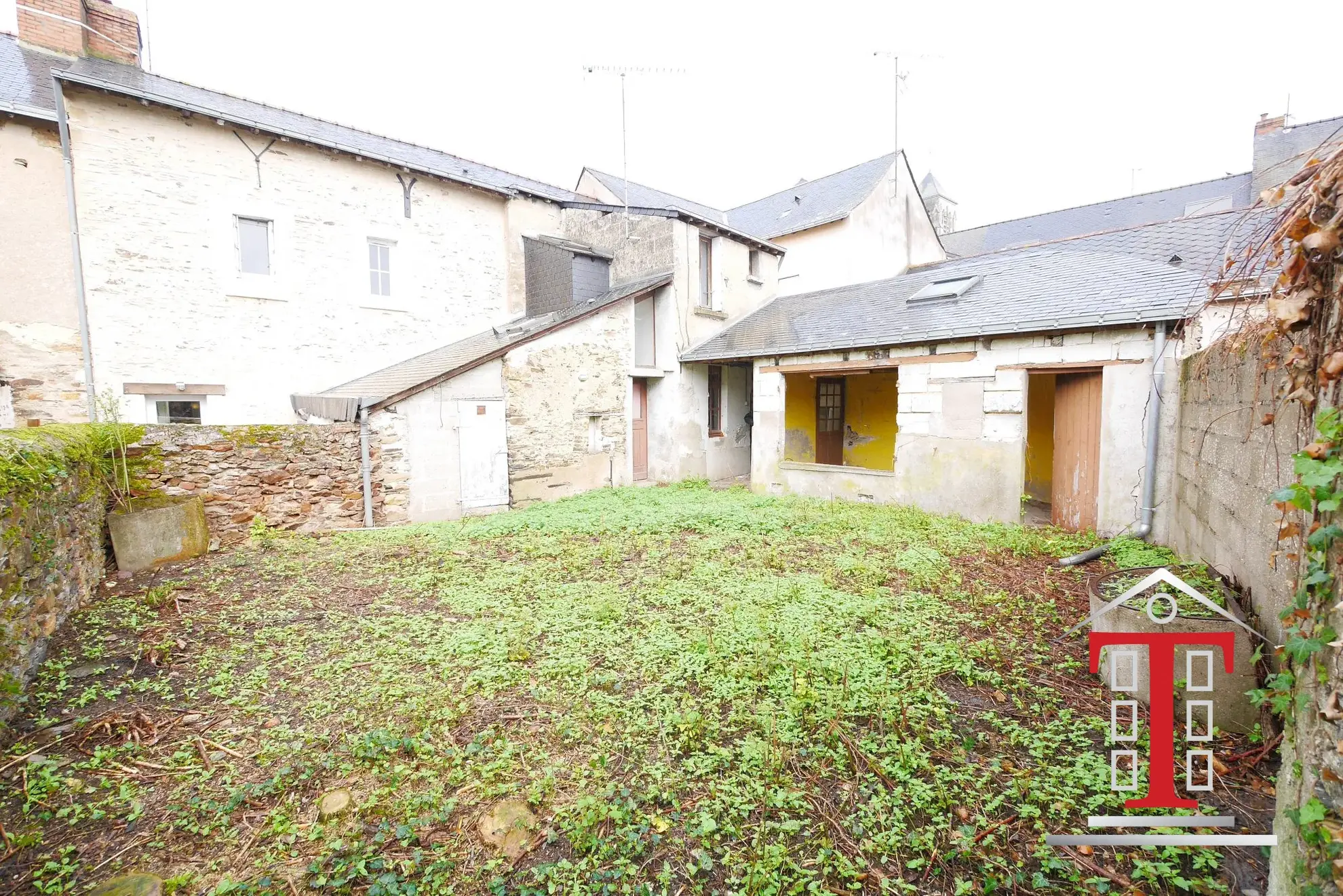 Maison à rénover avec local commercial à Champigné Bourg - Jardin exposé sud 