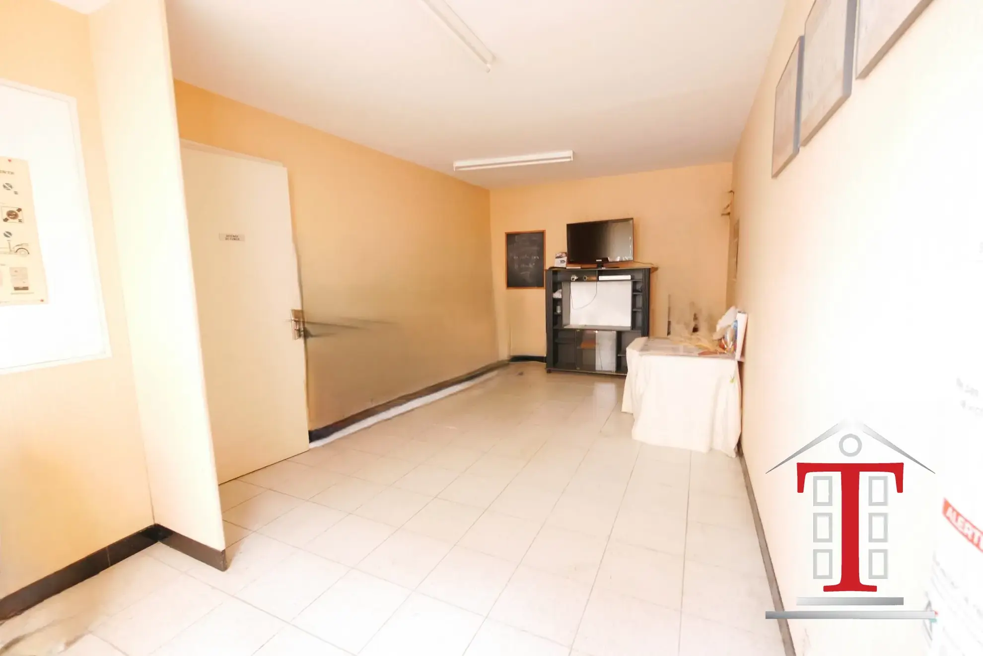 Maison à rénover avec local commercial à Champigné Bourg - Jardin exposé sud 