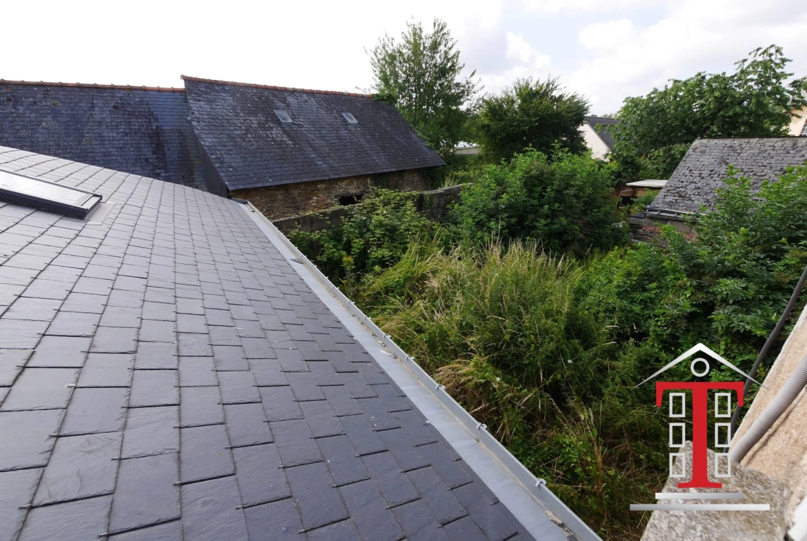Maison à rénover avec local commercial à Champigné Bourg - Jardin exposé sud 