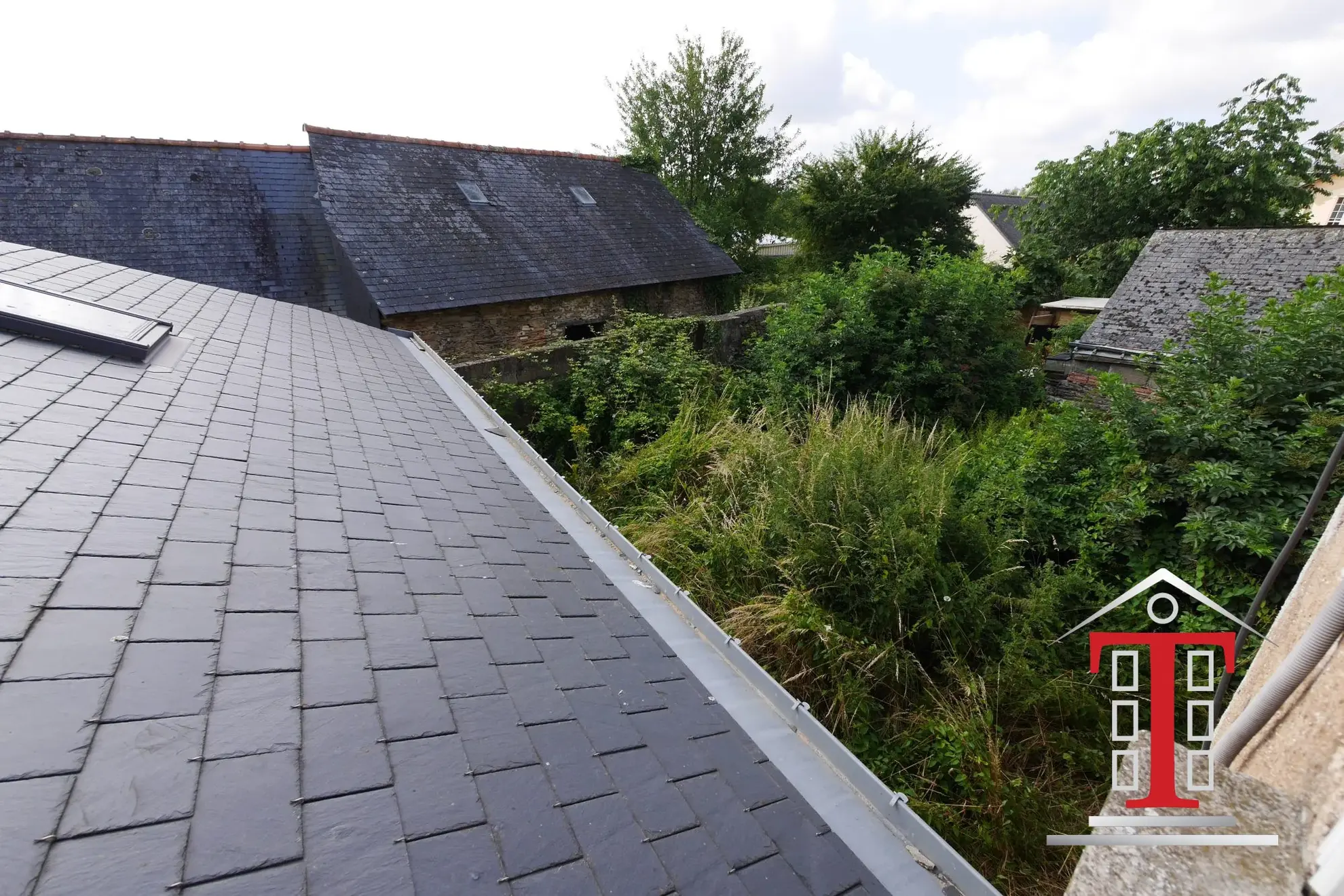 Maison à rénover avec local commercial à Champigné Bourg - Jardin exposé sud 