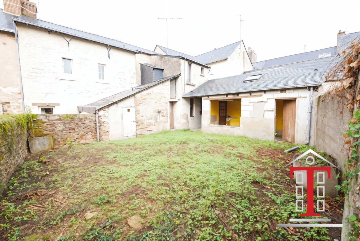 Maison à rénover avec local commercial à Champigné Bourg - Jardin exposé sud 