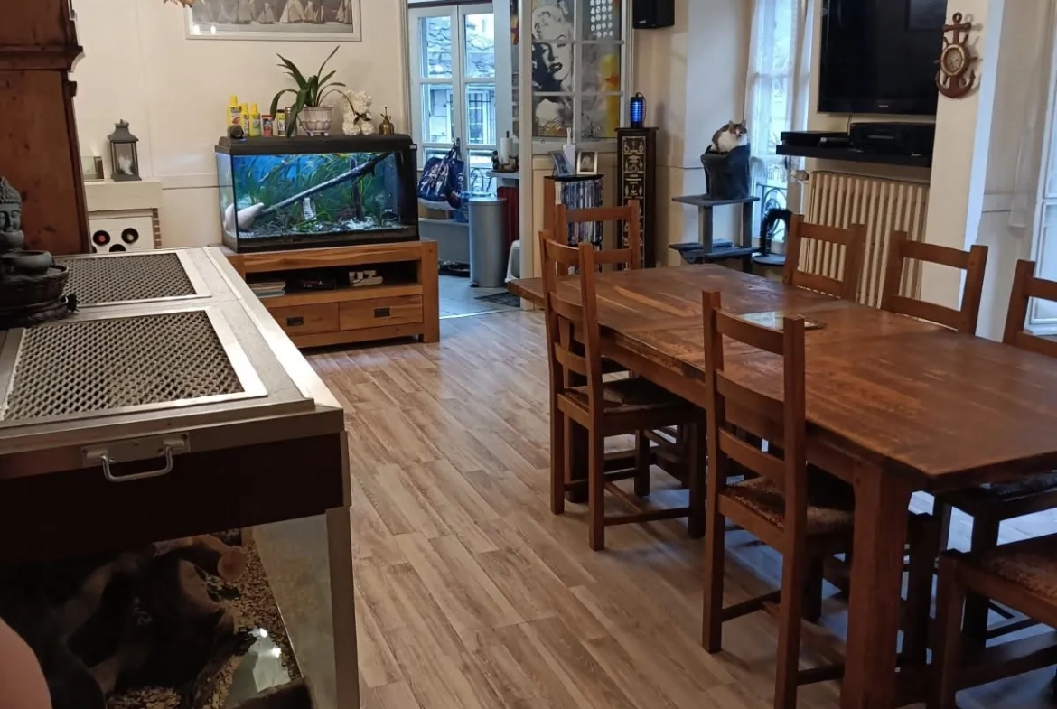 Fonds de commerce bar-restaurant avec logement à Murat, Cantal - Affaire à saisir 