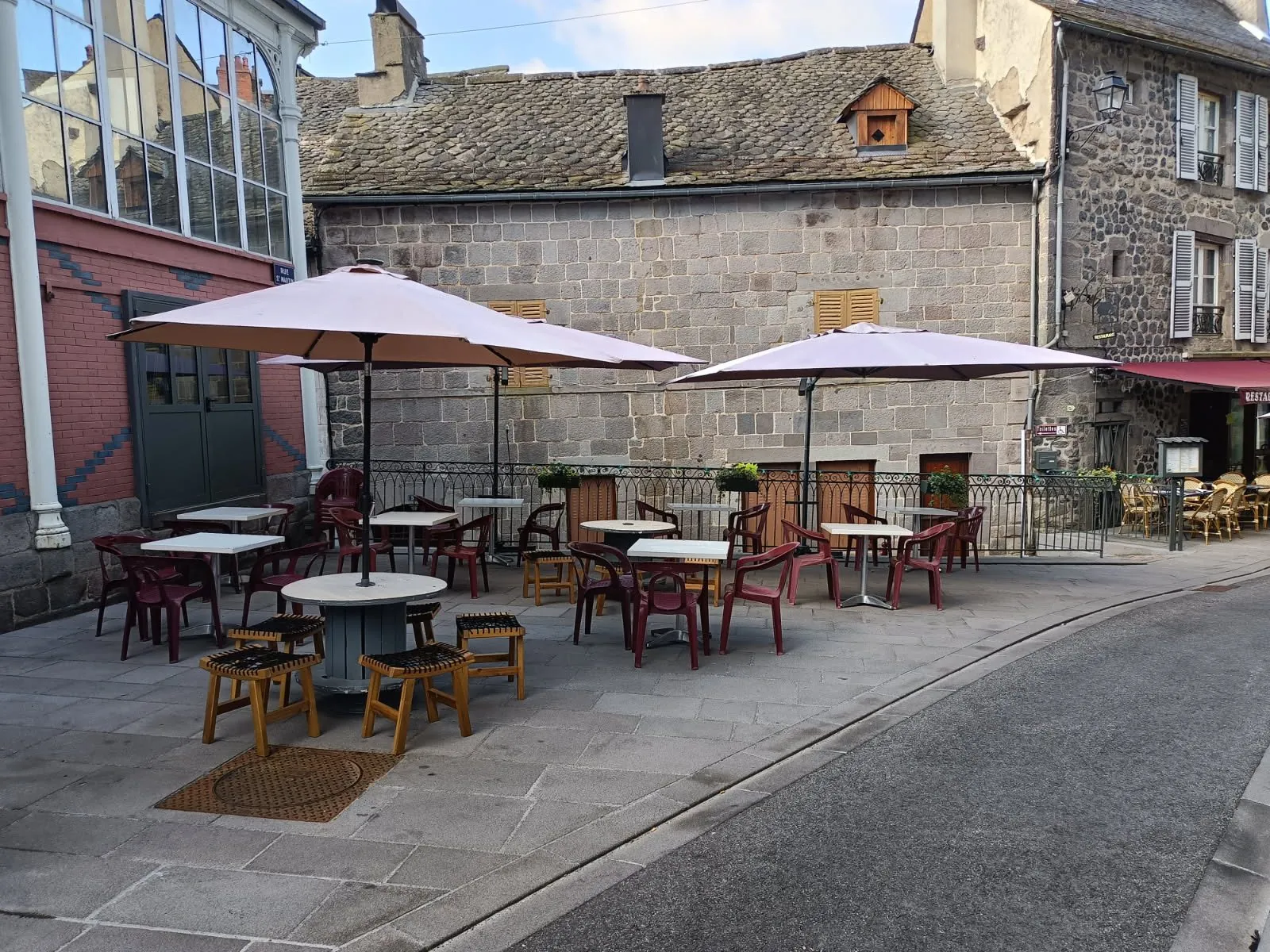 Fonds de commerce bar-restaurant avec logement à Murat, Cantal - Affaire à saisir 