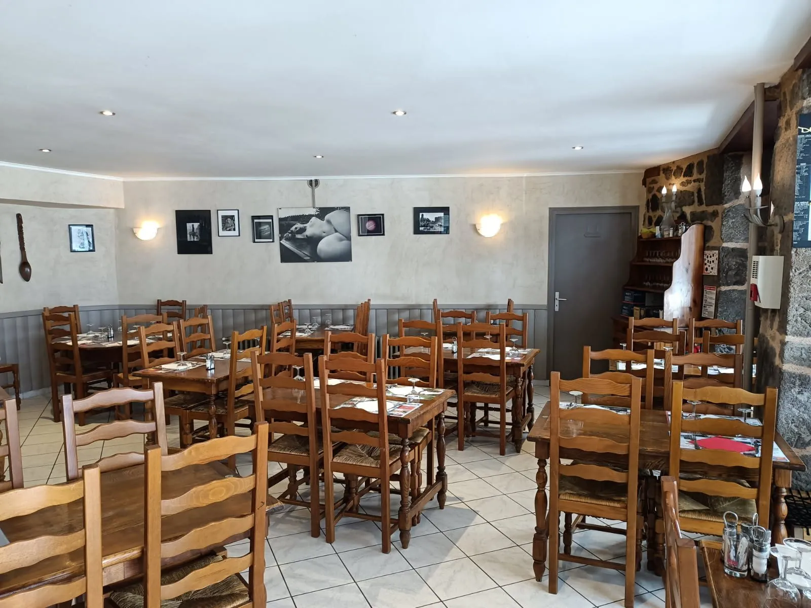 Fonds de commerce bar-restaurant avec logement à Murat, Cantal - Affaire à saisir 