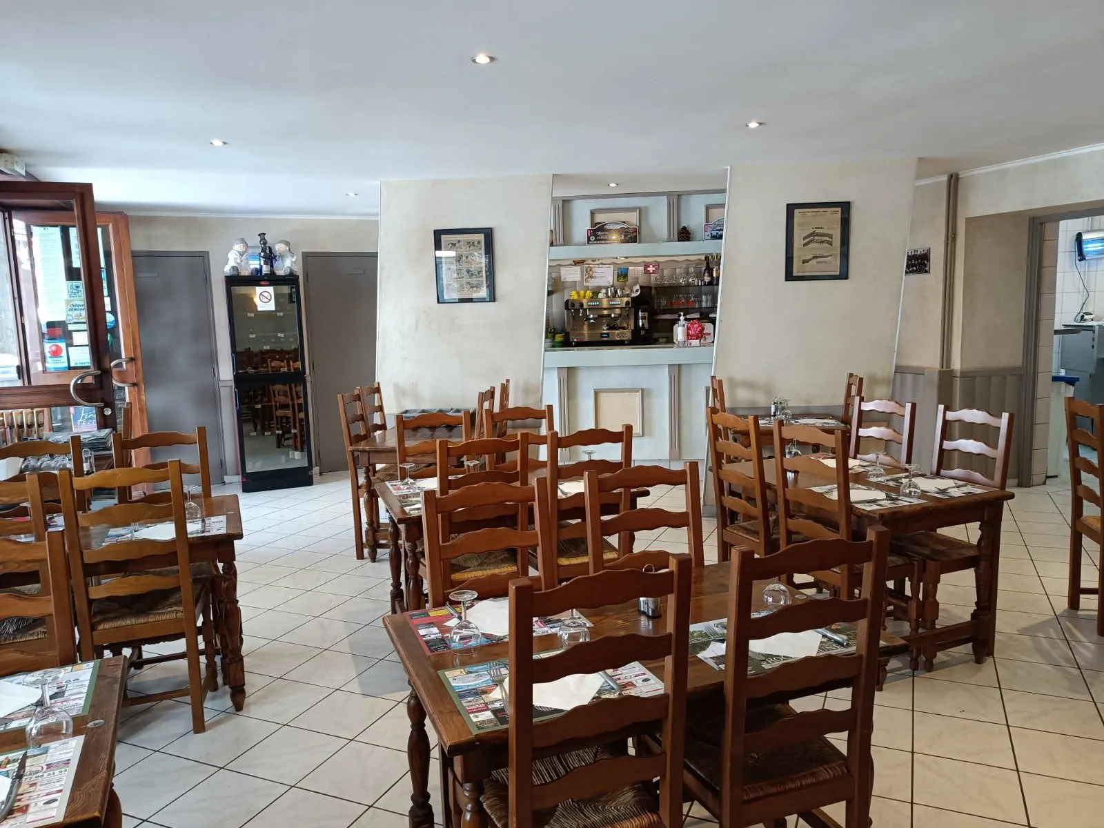 Fonds de commerce bar-restaurant avec logement à Murat, Cantal - Affaire à saisir 