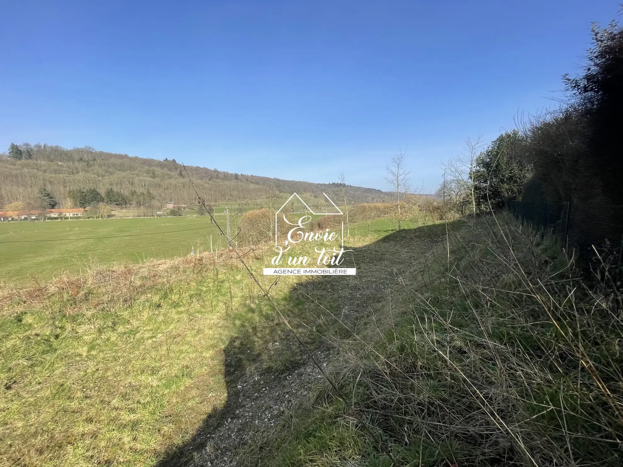 Terrain constructible de 1669 m² avec vue à Montville 