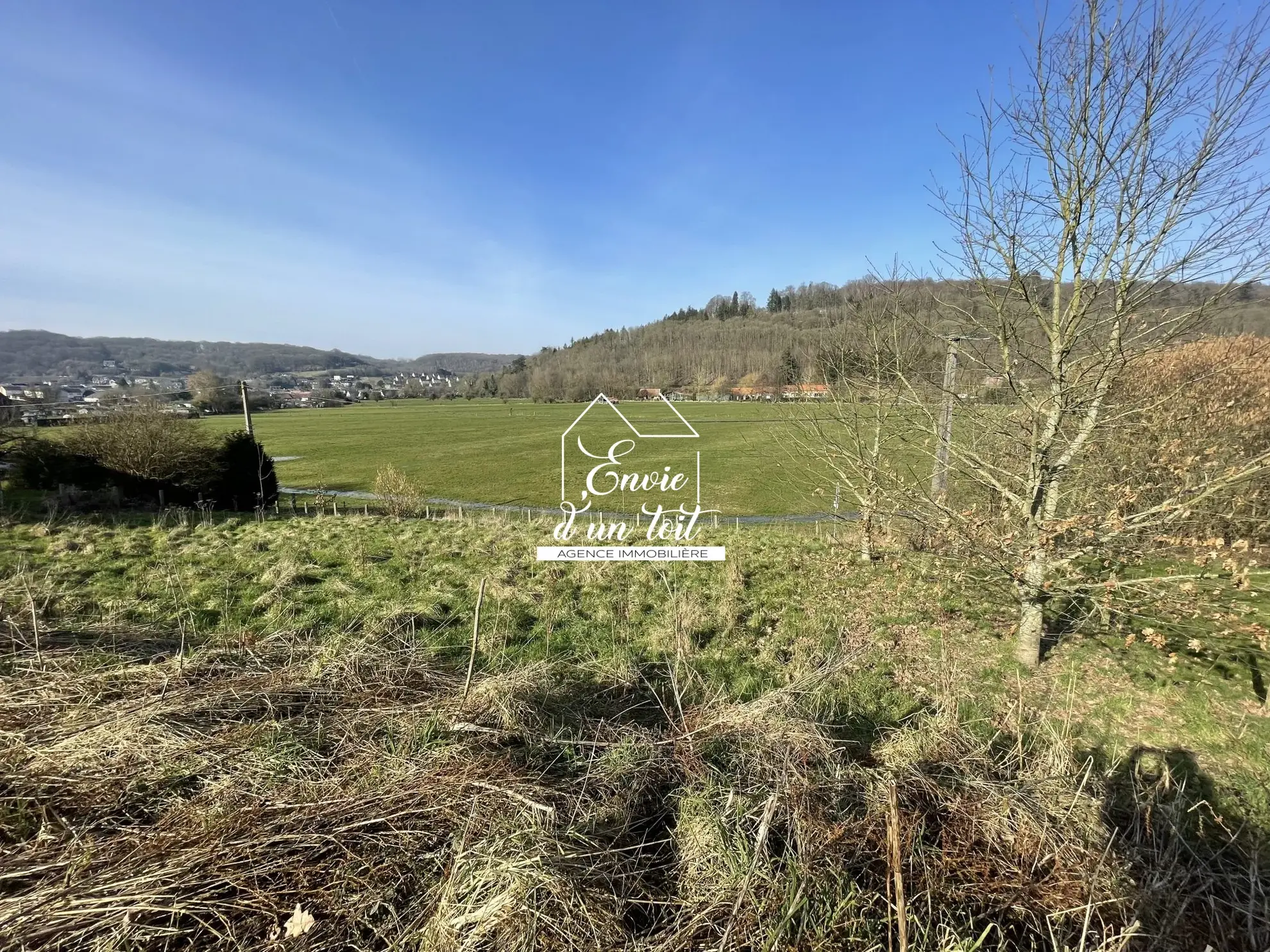 Terrain constructible de 1669 m² avec vue à Montville 