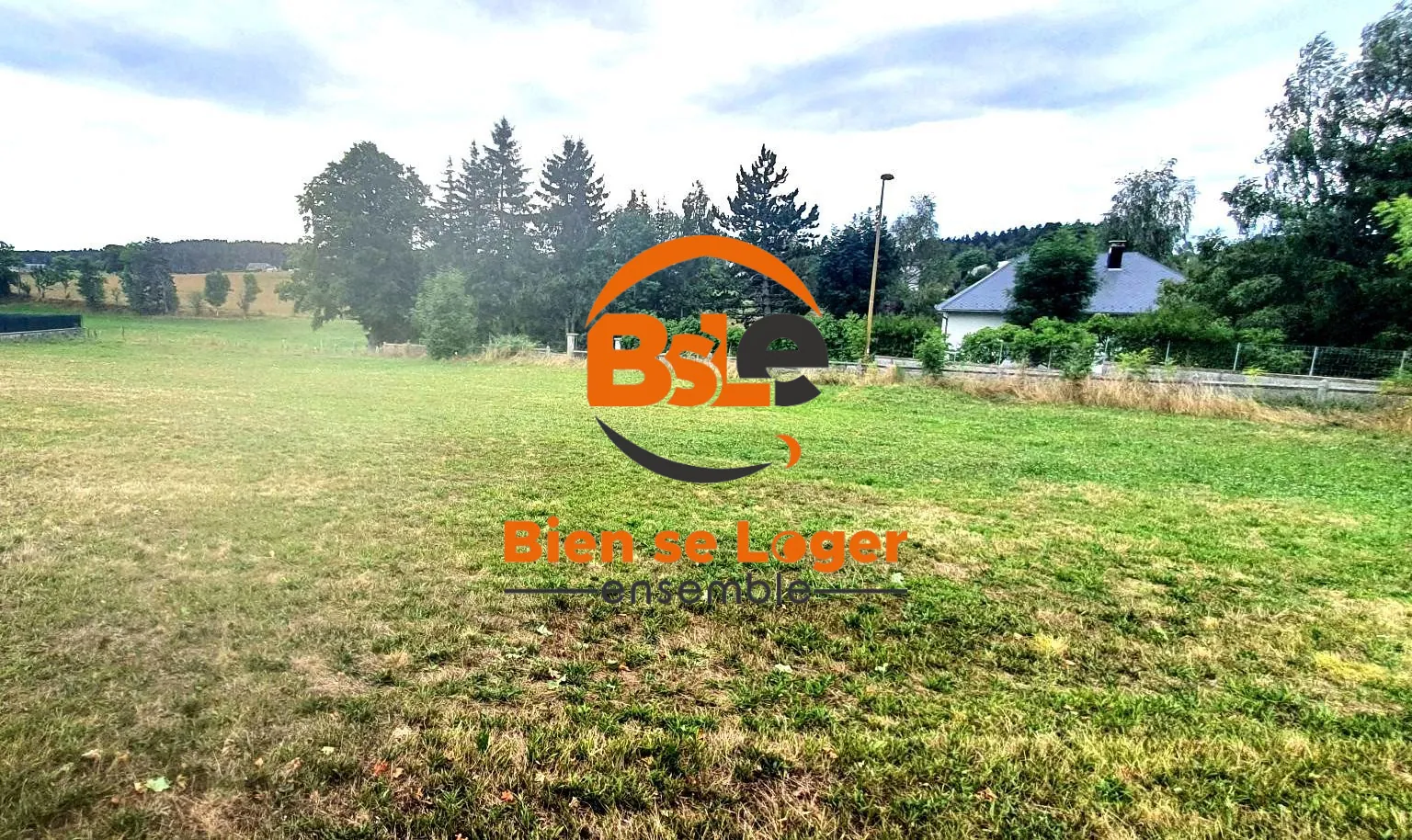 Terrain constructible de 1323 m² à Saint-Chély-d'Apcher, calme et proche de toutes commodités 