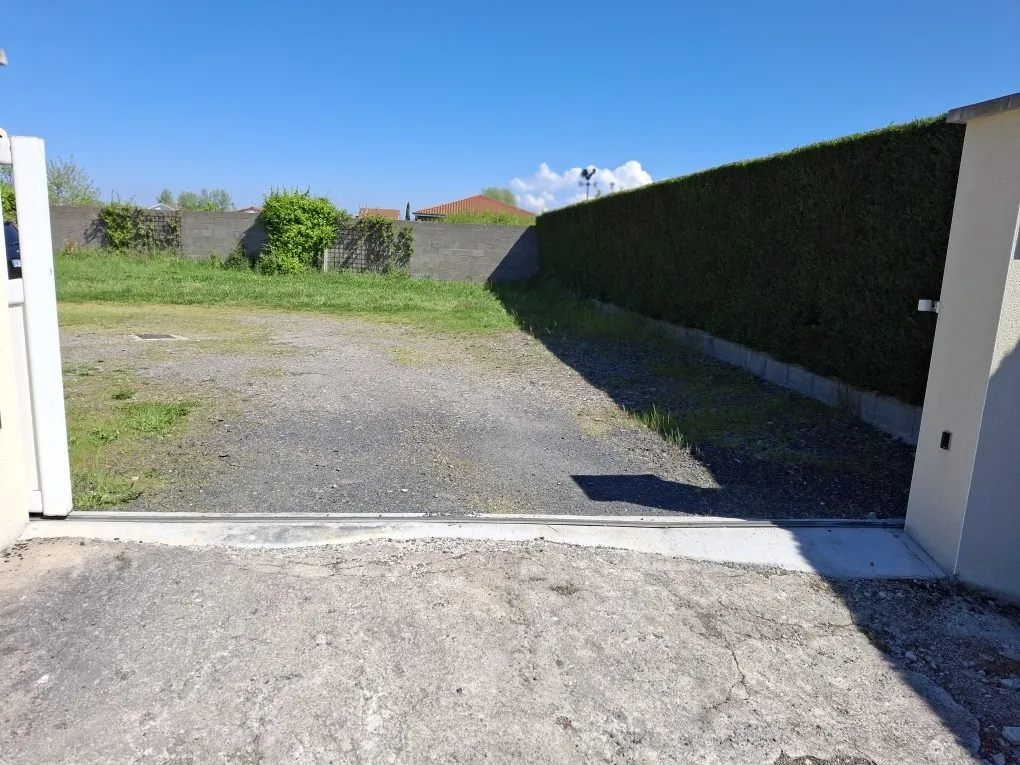 Terrain plat constructible à Bonson - Opportunité rare à saisir 