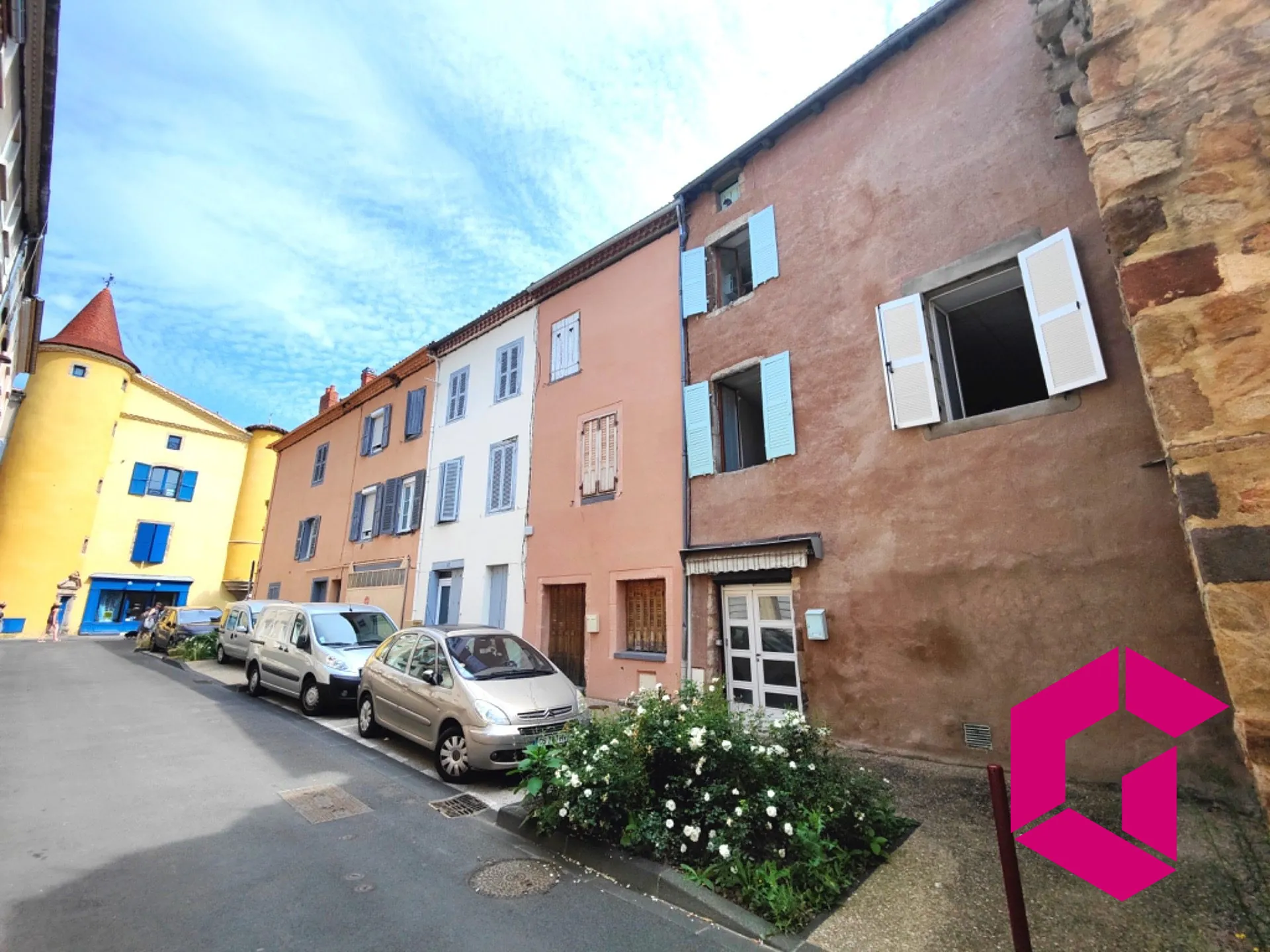 Maison de ville à Brioude avec terrasse et potentiel de studio ou commerce 