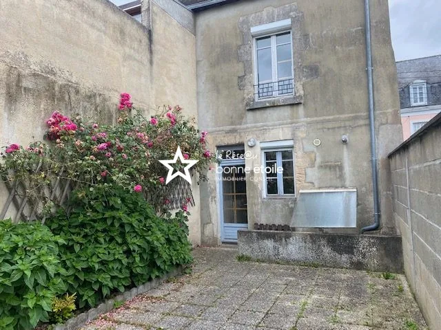 Maison de ville à vendre à Mamers, proche commerces, jardin et cave 