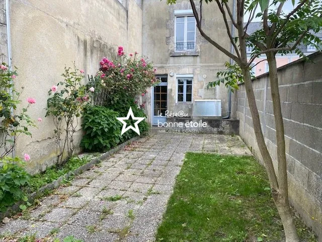 Maison de ville à vendre à Mamers, proche commerces, jardin et cave 