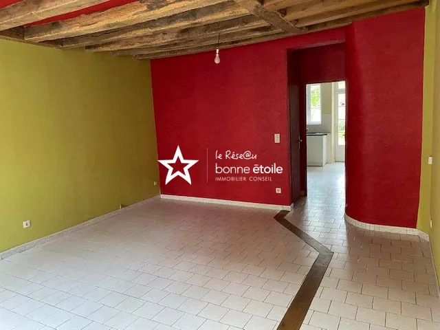 Maison de ville à vendre à Mamers, proche commerces, jardin et cave 