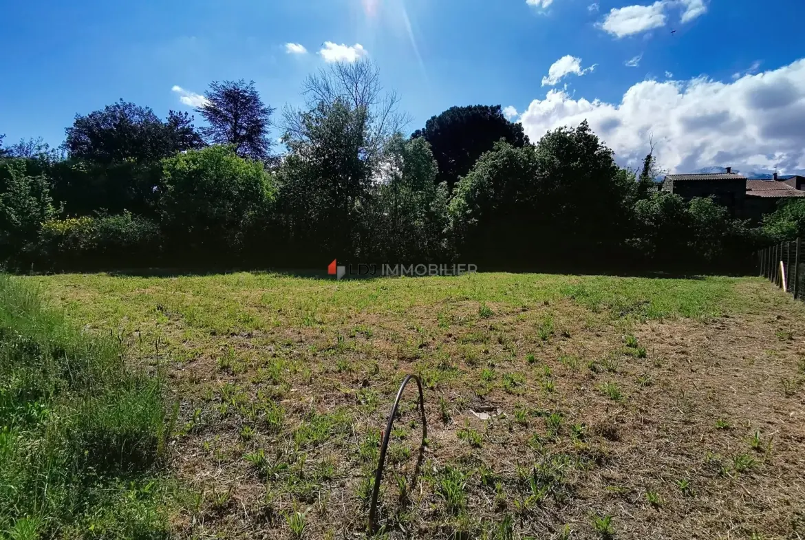 Terrain constructible de 761 m² à Prades avec vue sur la montagne 