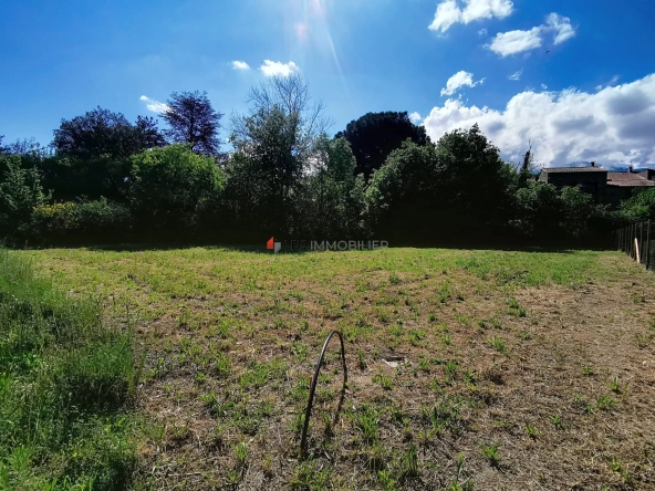 Terrain constructible de 761 m² à Prades avec vue sur la montagne