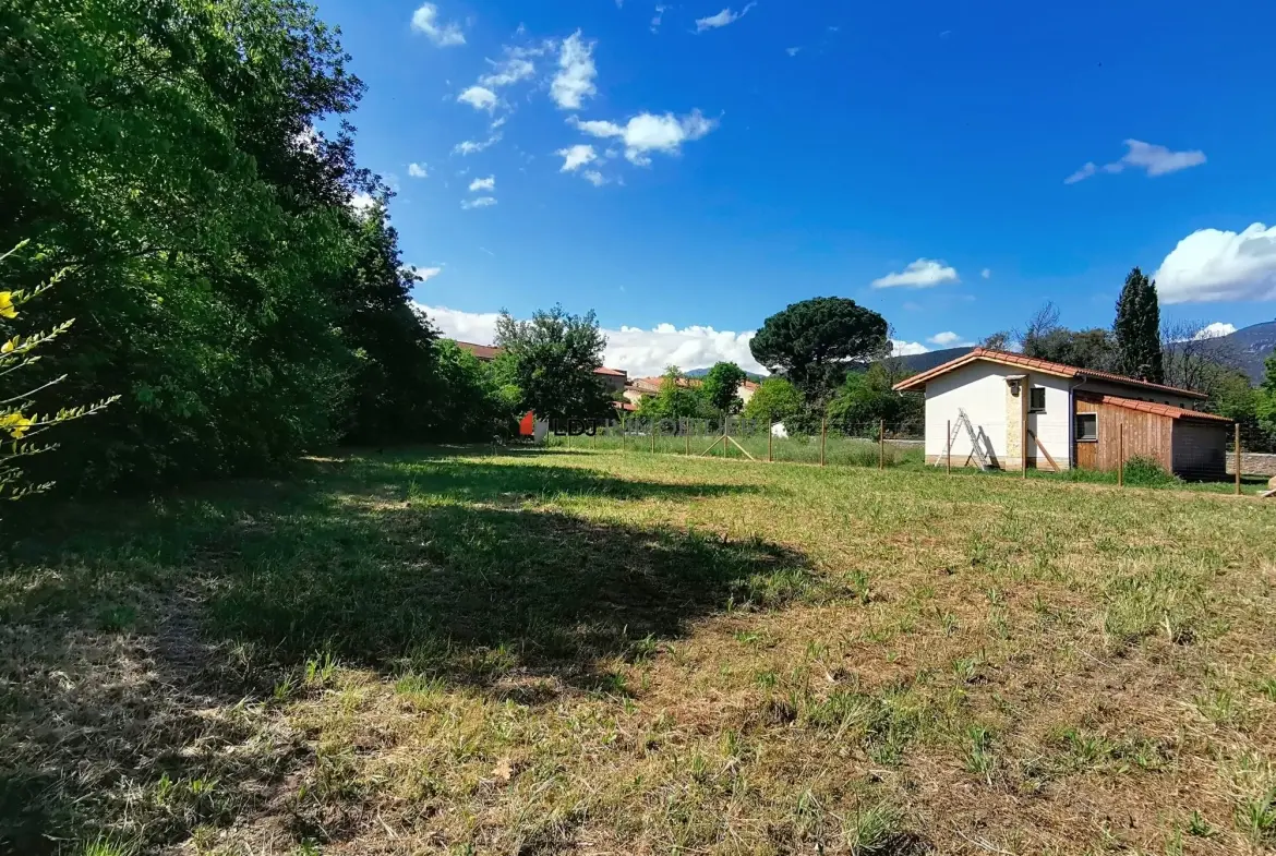 Terrain constructible de 761 m² à Prades avec vue sur la montagne 