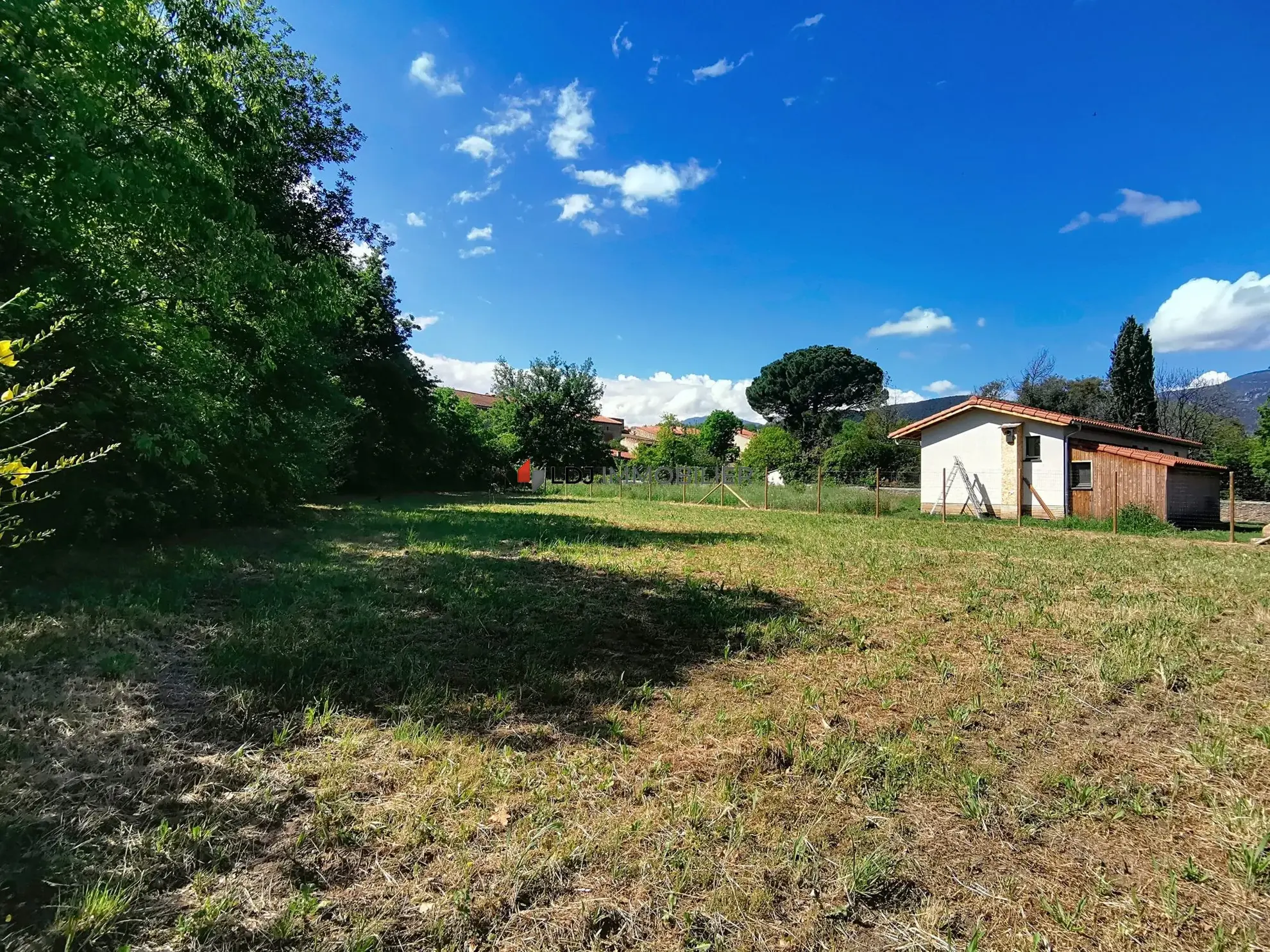Terrain constructible de 761 m² à Prades avec vue sur la montagne 