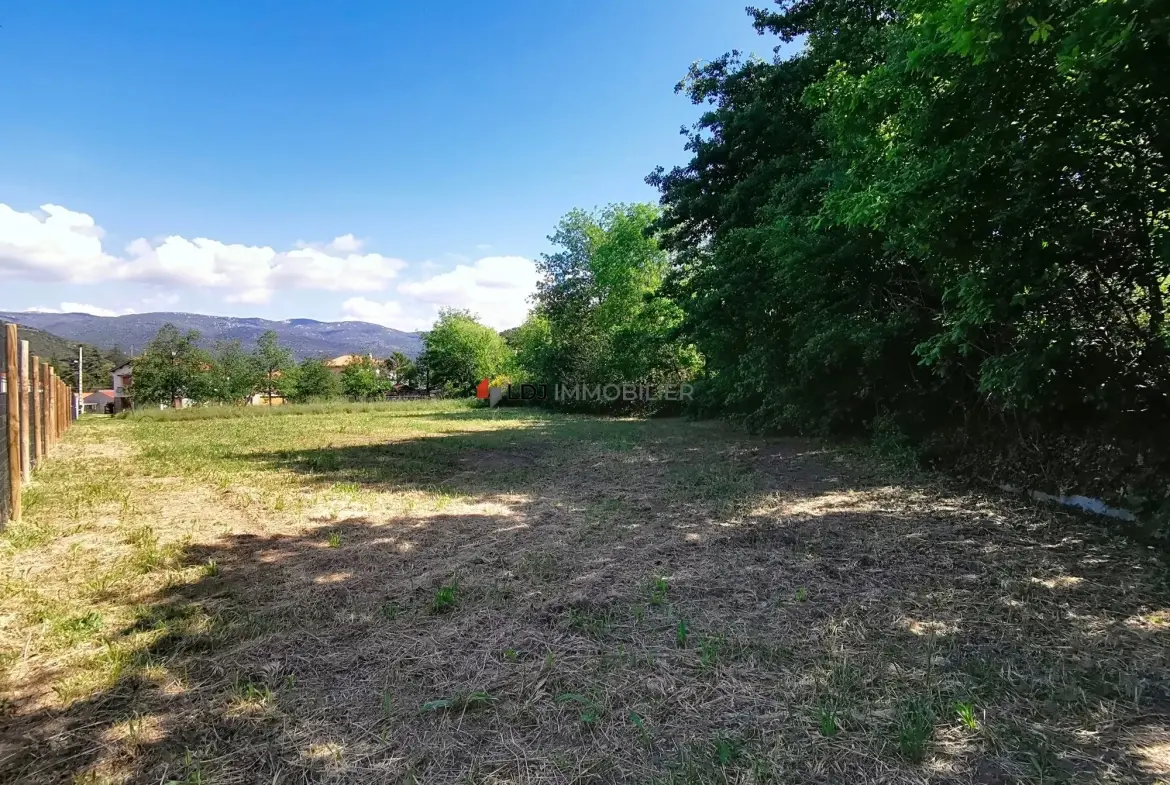 Terrain constructible de 761 m² à Prades avec vue sur la montagne 