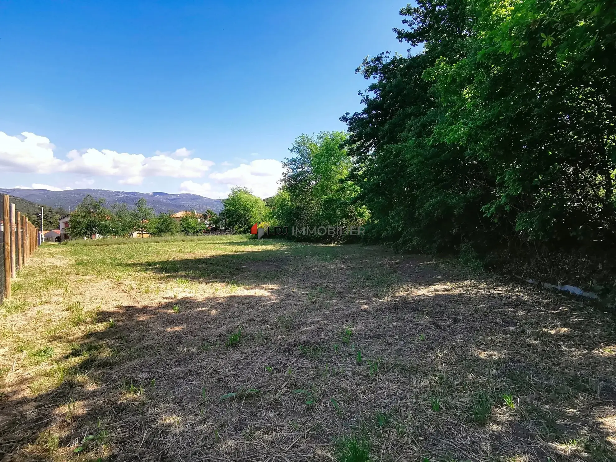 Terrain constructible de 761 m² à Prades avec vue sur la montagne 