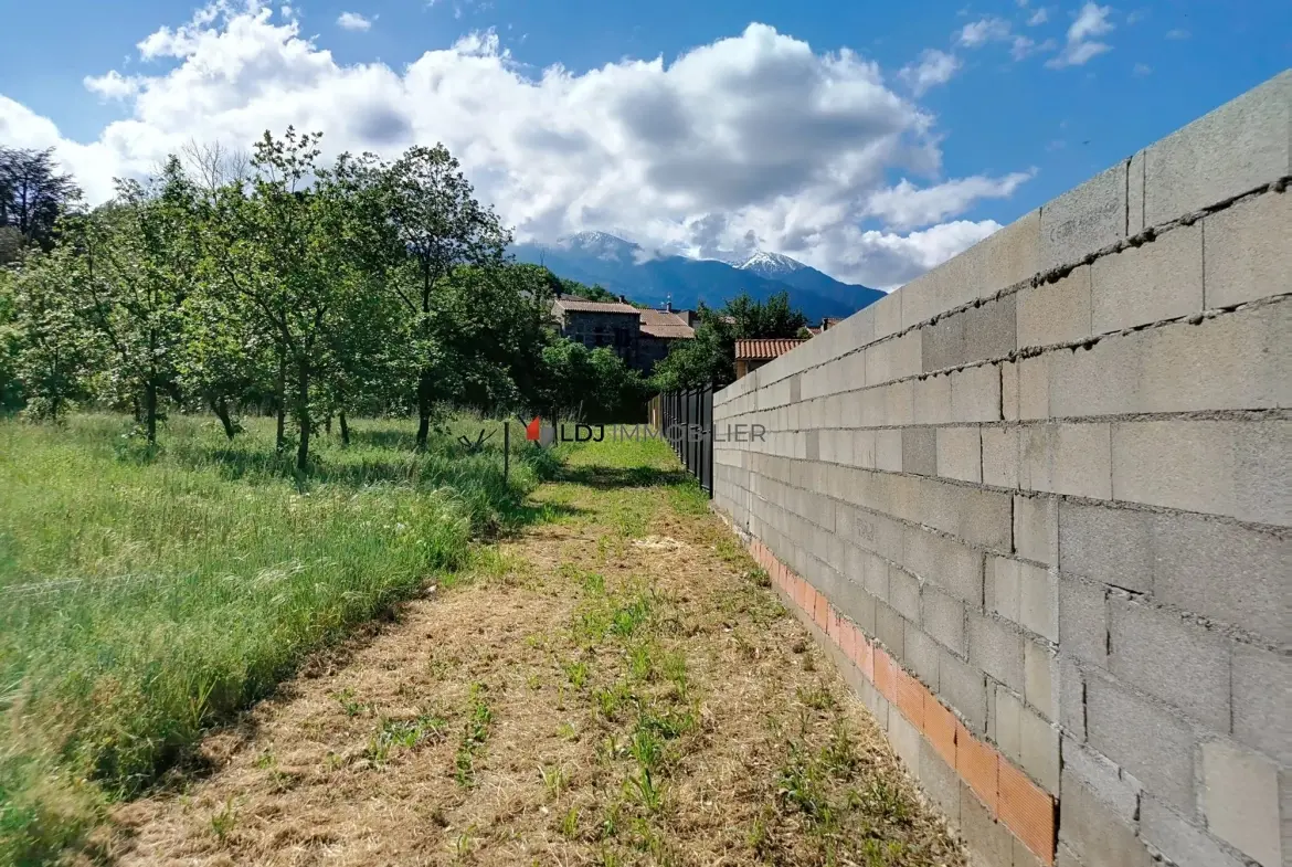 Terrain constructible de 761 m² à Prades avec vue sur la montagne 
