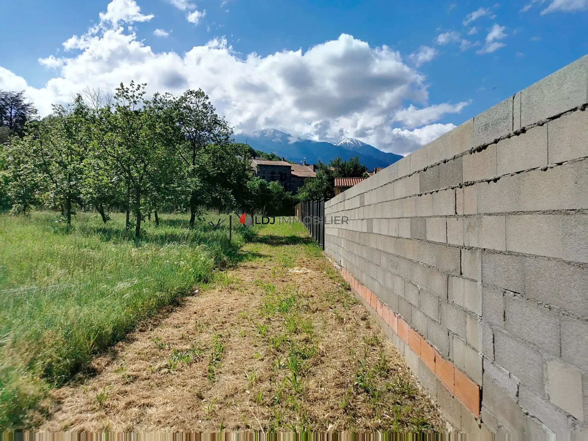 Terrain constructible de 761 m² à Prades avec vue sur la montagne 