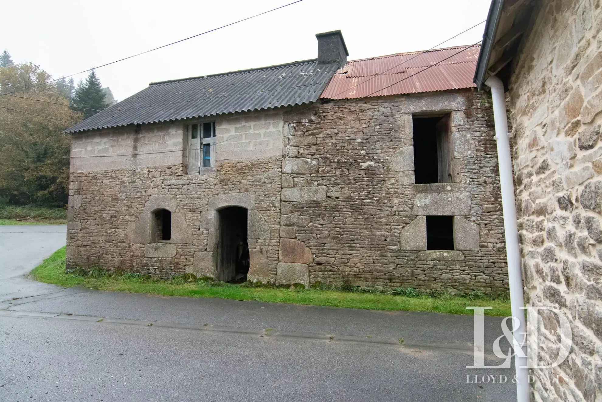 Ancien bâtiment en pierre à réhabiliter à Lanvaudan, Morbihan 