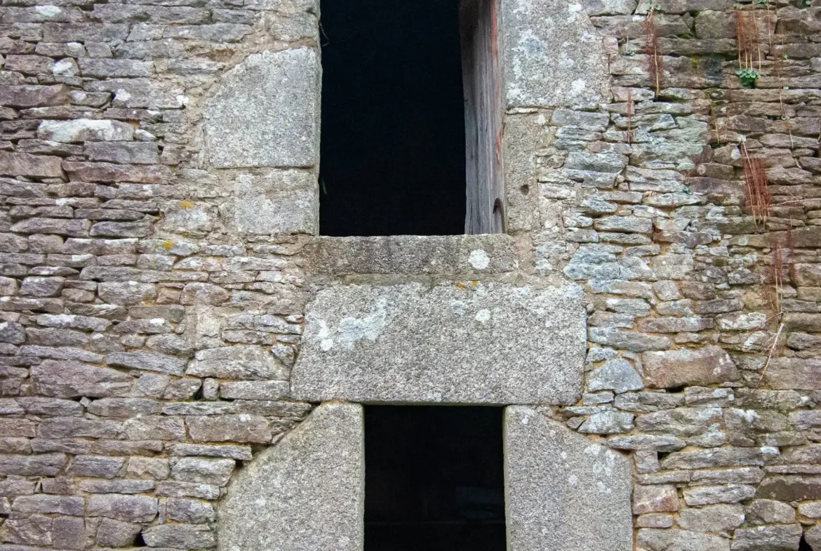 Ancien bâtiment en pierre à réhabiliter à Lanvaudan, Morbihan 