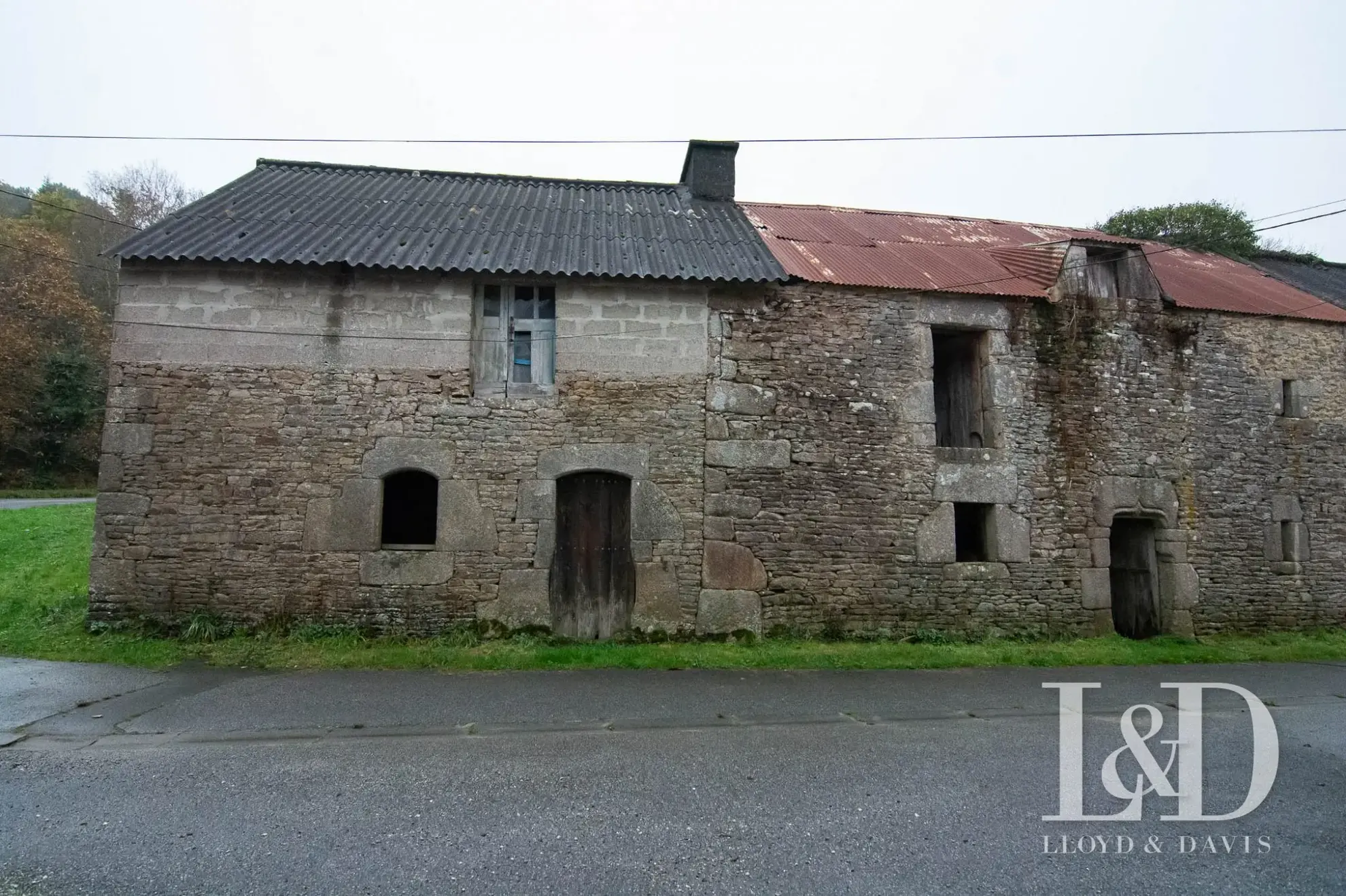 Ancien bâtiment en pierre à réhabiliter à Lanvaudan, Morbihan 