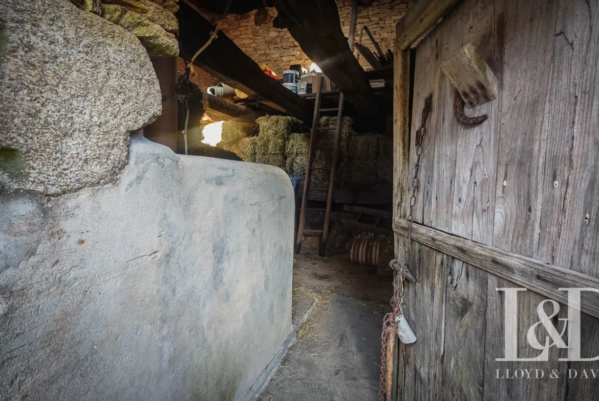 Ancien bâtiment en pierre à réhabiliter à Lanvaudan, Morbihan 