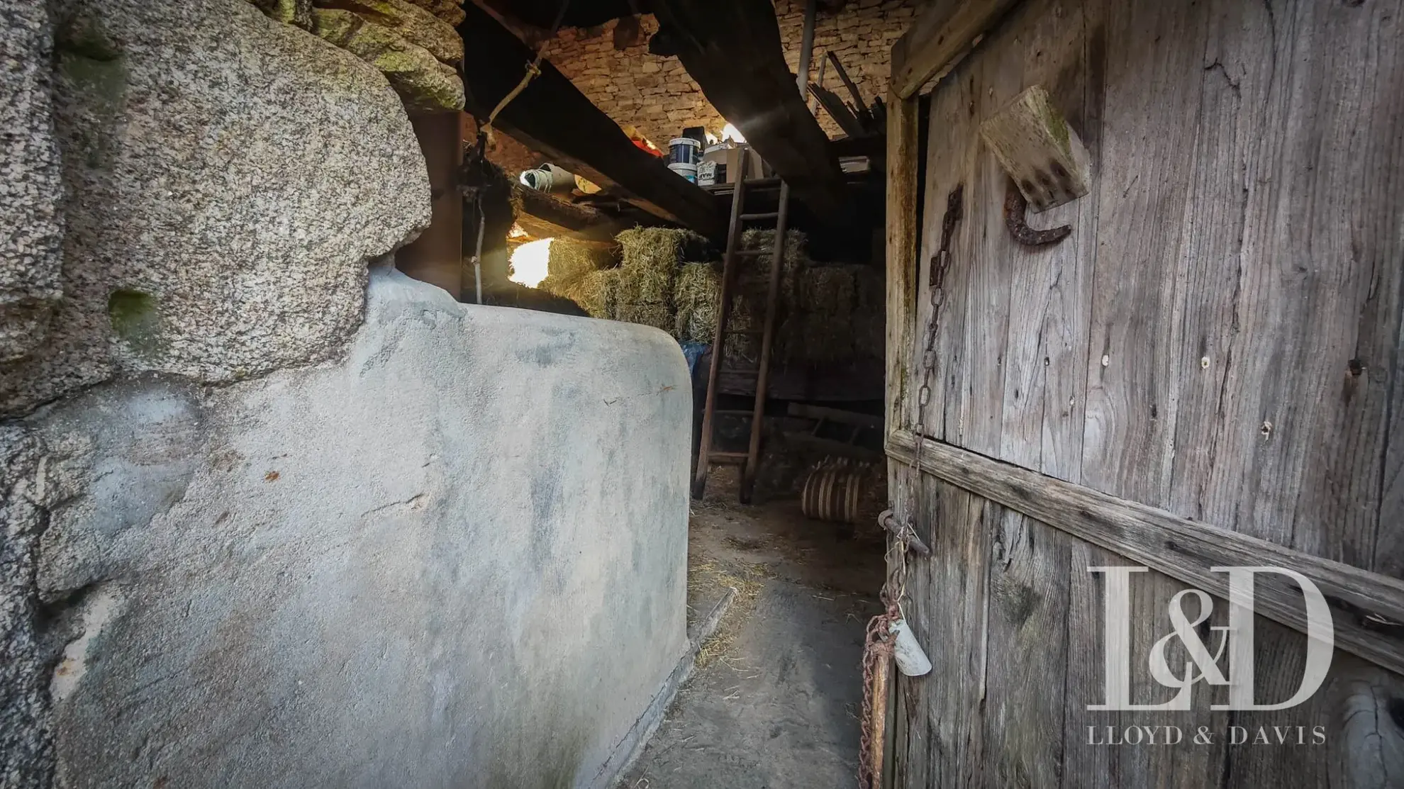 Ancien bâtiment en pierre à réhabiliter à Lanvaudan, Morbihan 