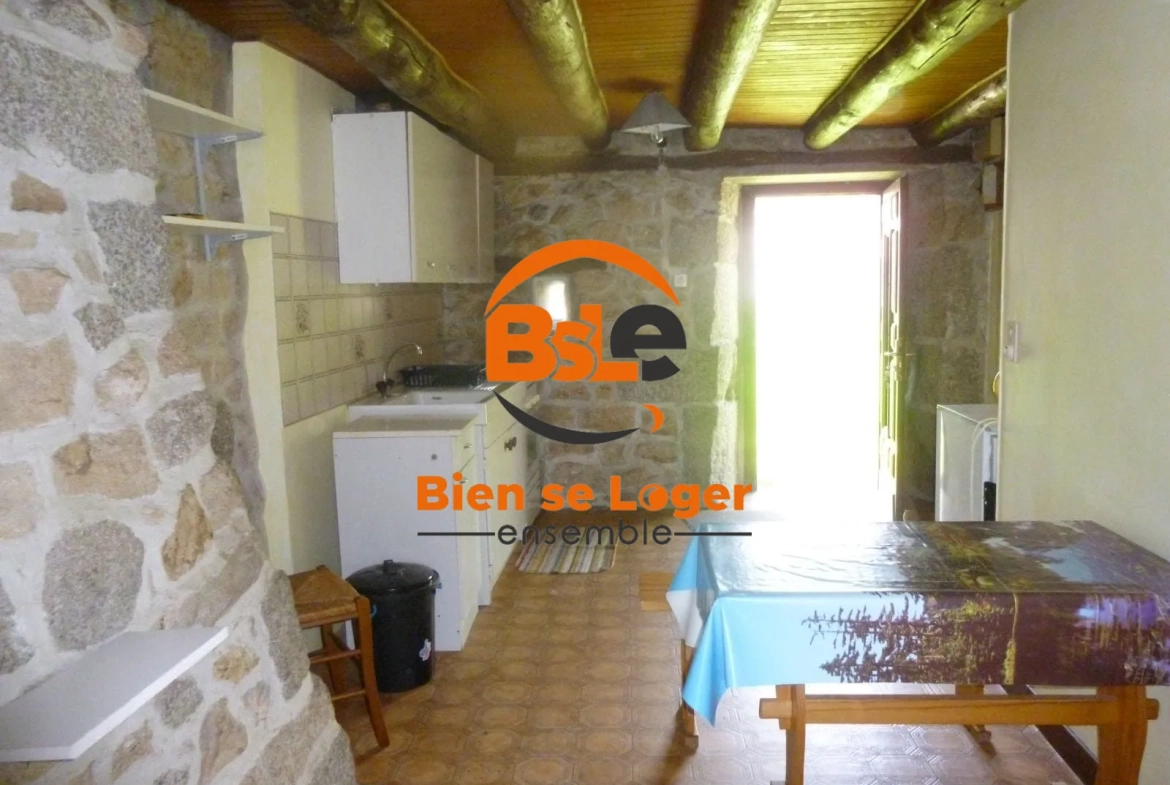 BSLE A VENDRE MAISON DE VILLAGE ST JUST Maison de village avec 3 appartements à Val d'Arcomie, idéale pour investissement ou résidence 