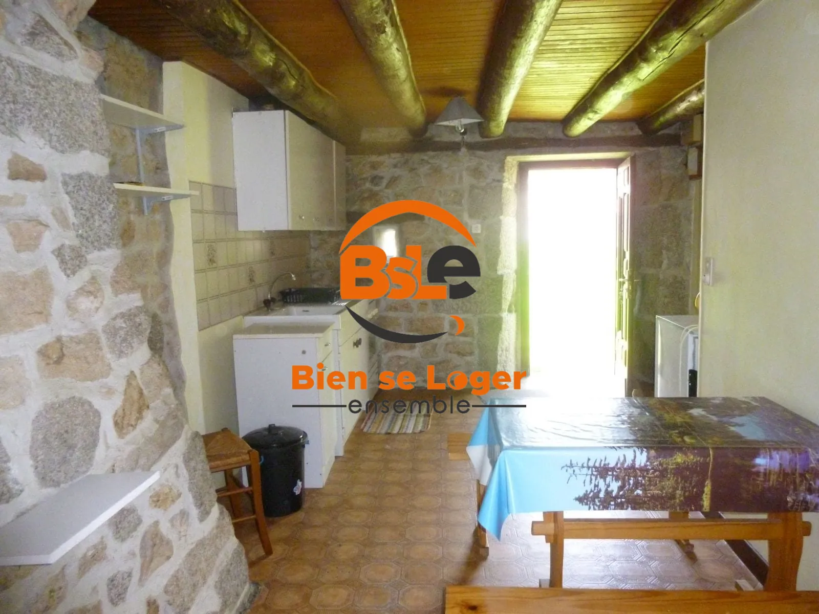 BSLE A VENDRE MAISON DE VILLAGE ST JUST Maison de village avec 3 appartements à Val d'Arcomie, idéale pour investissement ou résidence 