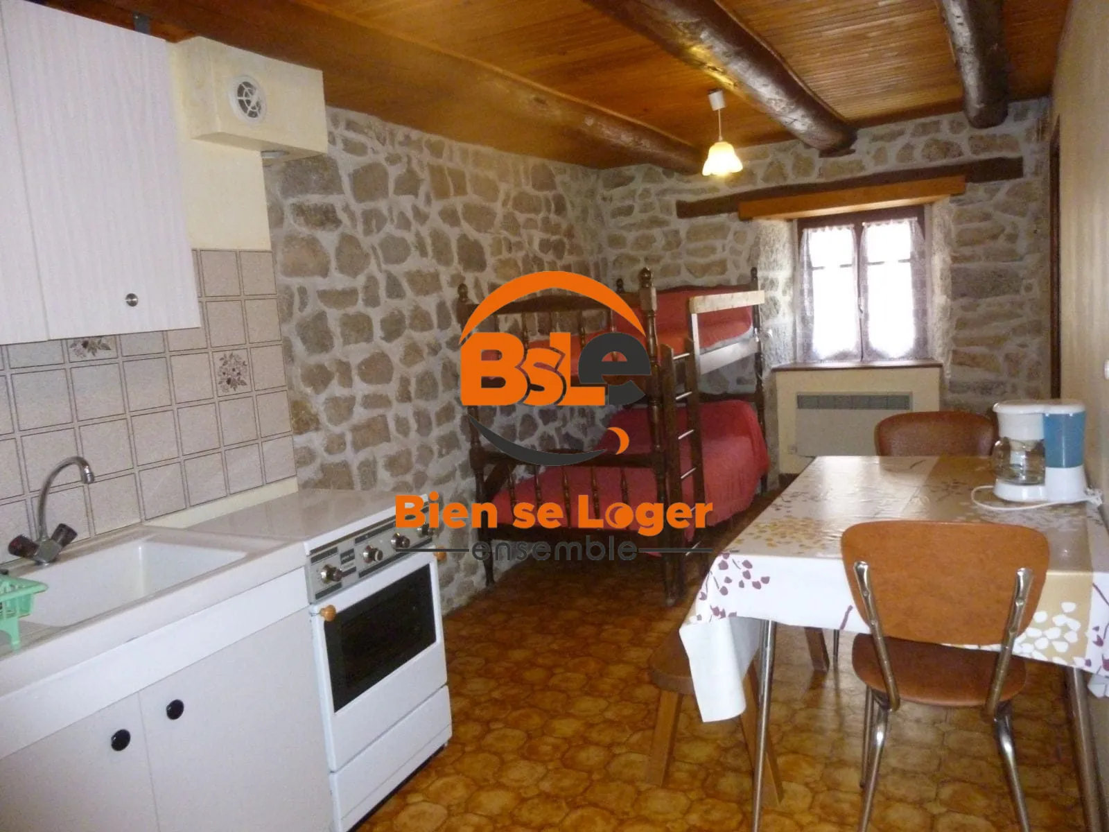 BSLE A VENDRE MAISON DE VILLAGE ST JUST Maison de village avec 3 appartements à Val d'Arcomie, idéale pour investissement ou résidence 