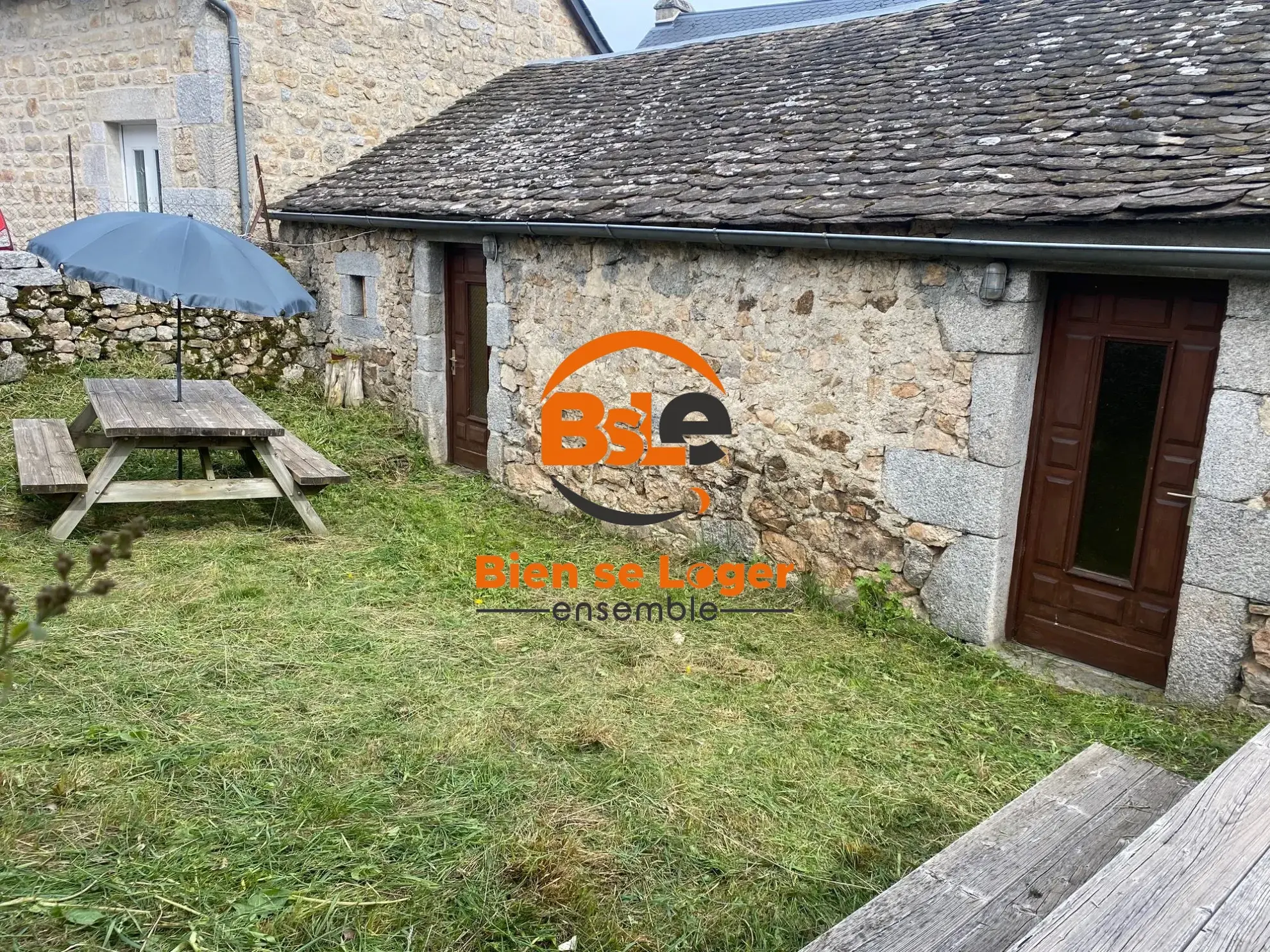 BSLE A VENDRE MAISON DE VILLAGE ST JUST Maison de village avec 3 appartements à Val d'Arcomie, idéale pour investissement ou résidence 