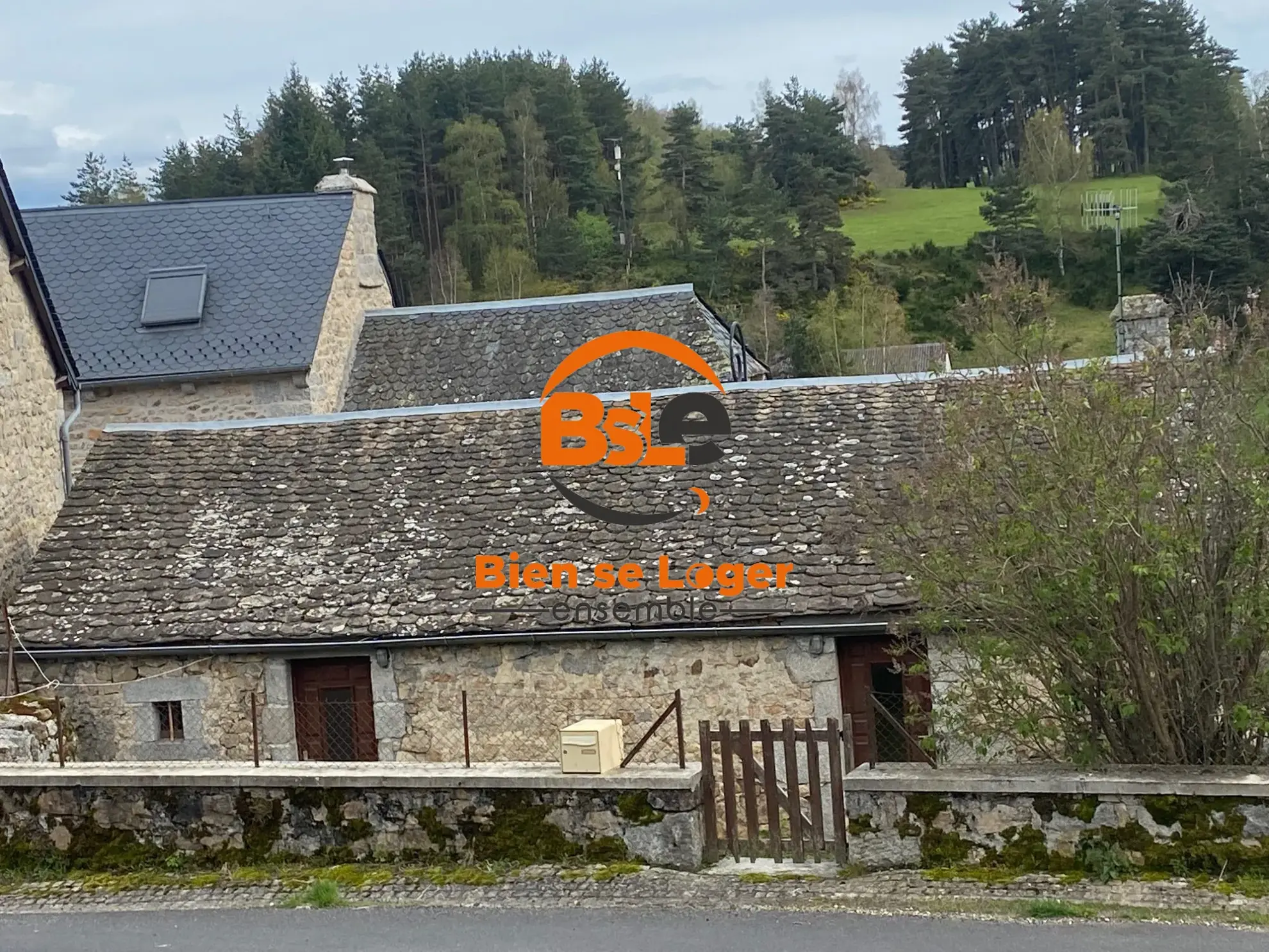 BSLE A VENDRE MAISON DE VILLAGE ST JUST Maison de village avec 3 appartements à Val d'Arcomie, idéale pour investissement ou résidence 