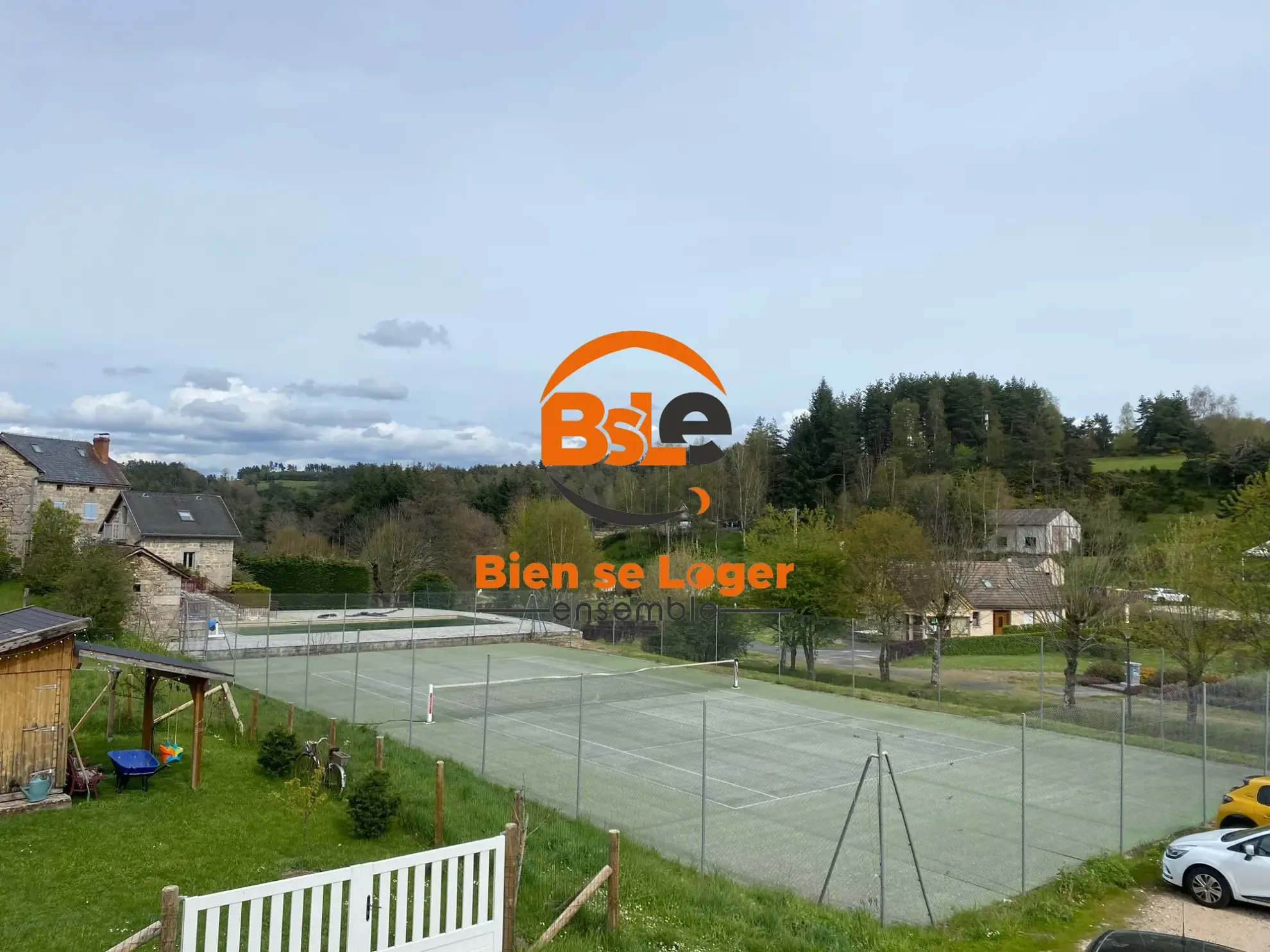 BSLE A VENDRE MAISON DE VILLAGE ST JUST Maison de village avec 3 appartements à Val d'Arcomie, idéale pour investissement ou résidence 